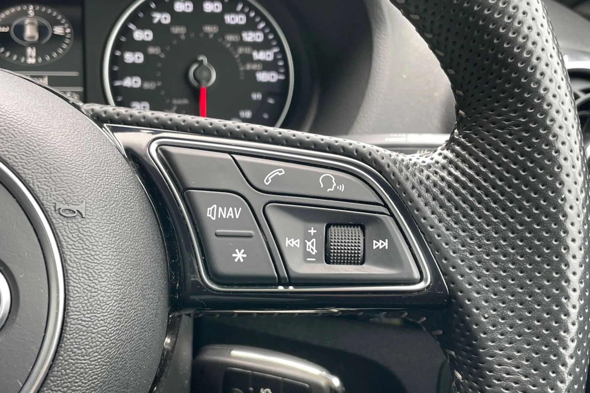 Audi Q2 thumbnail image number 42