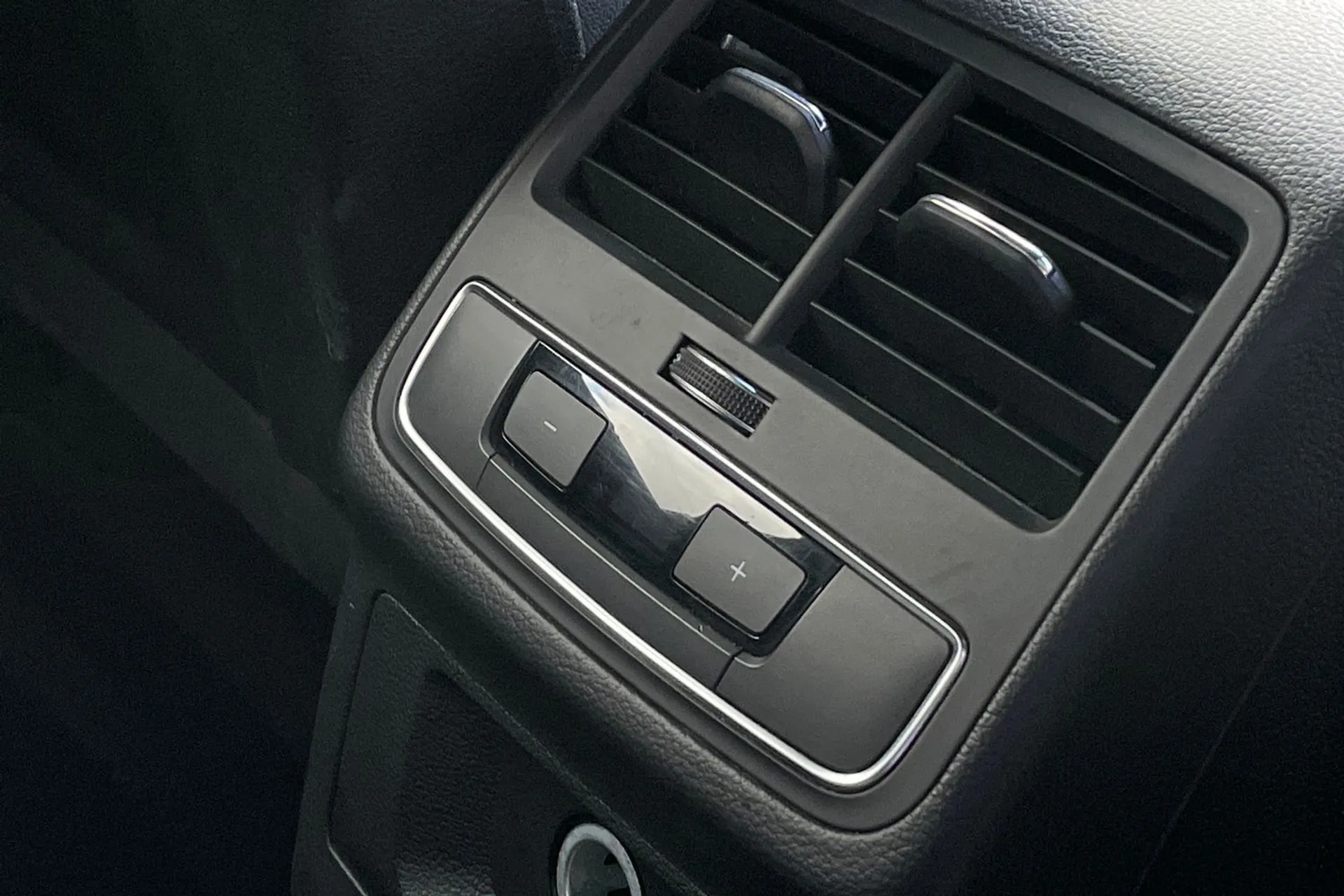 Audi A4 thumbnail image number 18