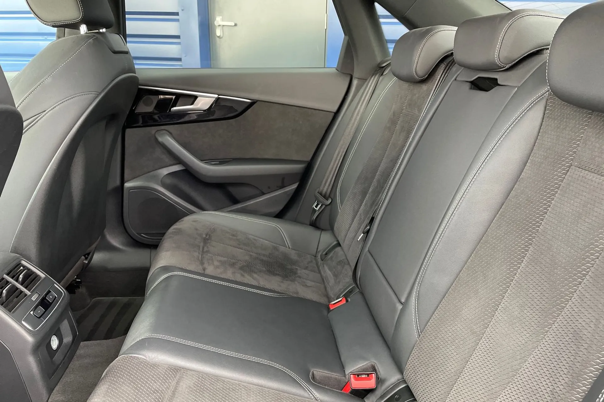 Audi A4 thumbnail image number 30