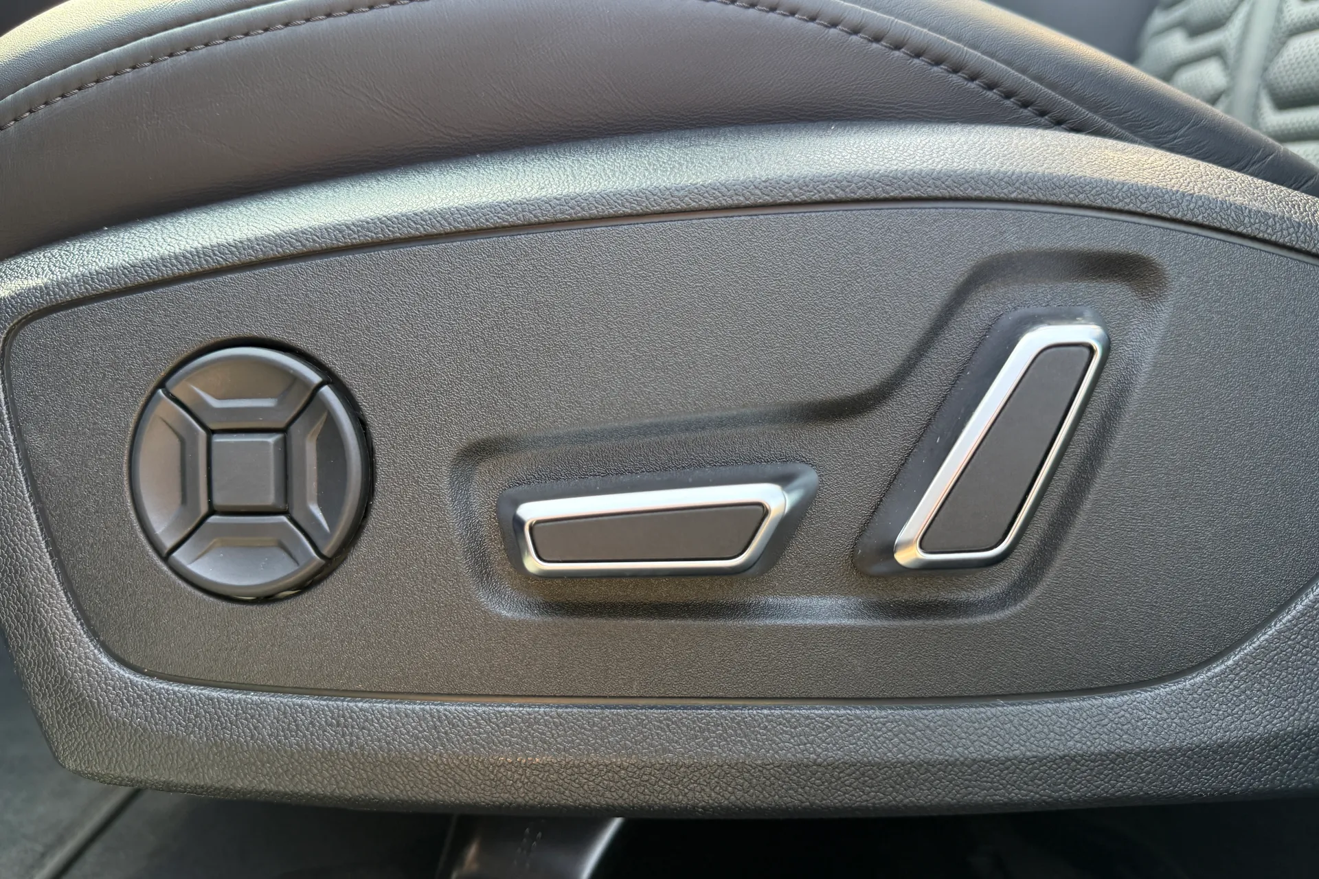Audi RS6 thumbnail image number 25