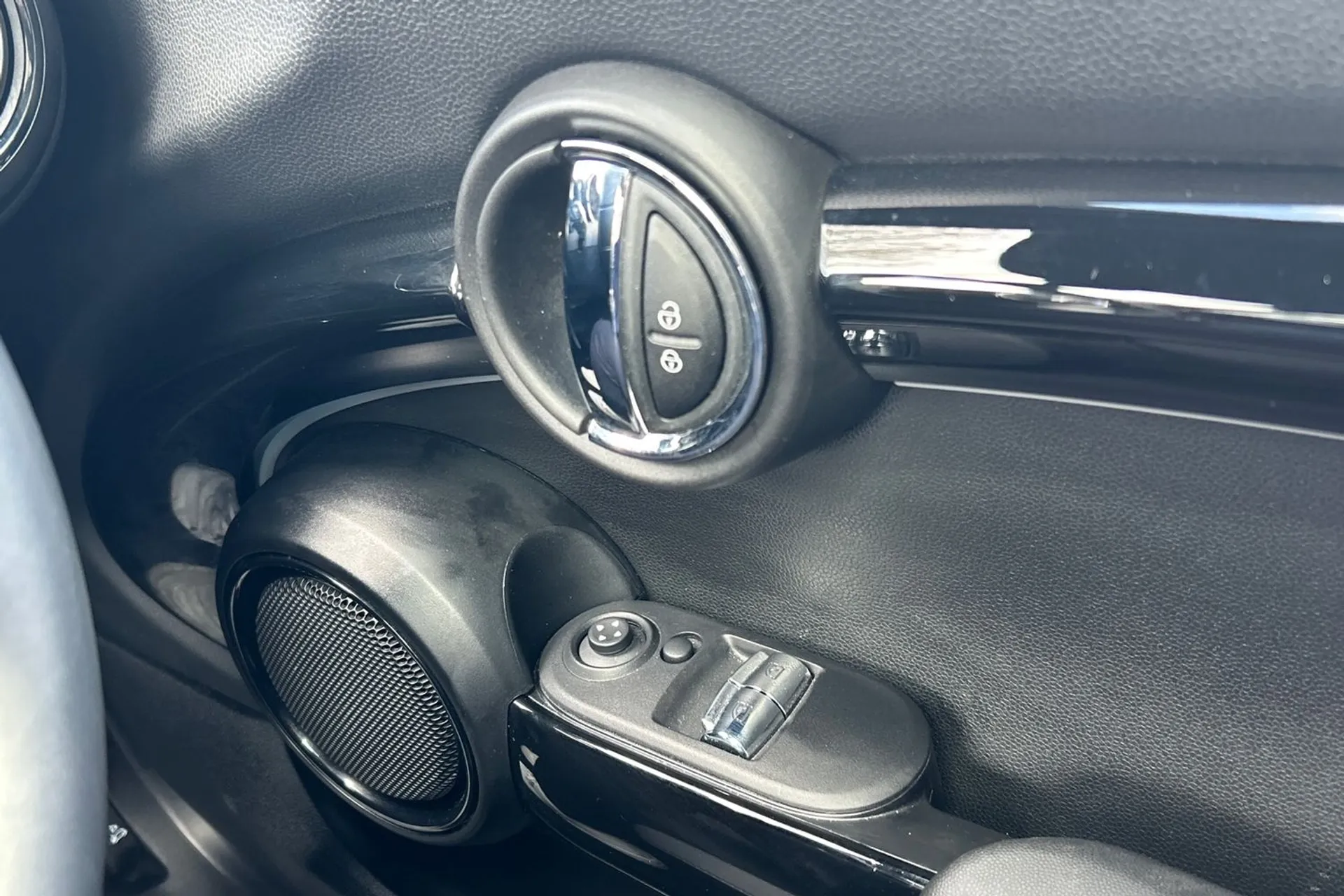 MINI HATCHBACK thumbnail image number 43