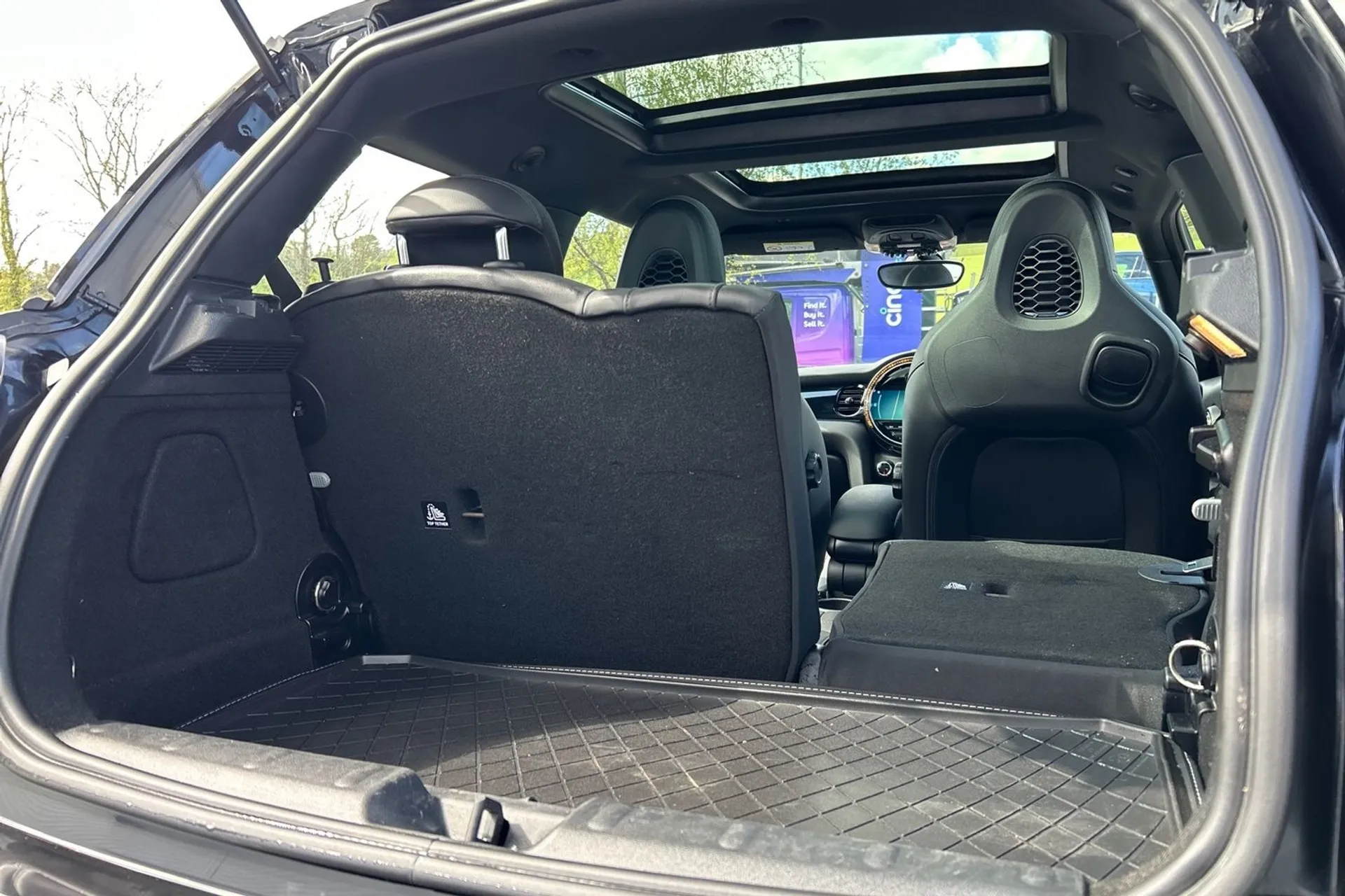 MINI HATCHBACK thumbnail image number 32
