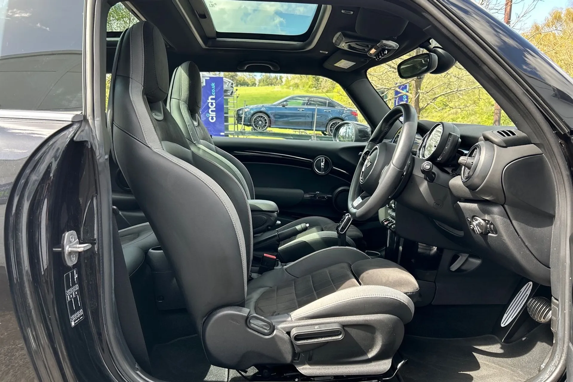 MINI HATCHBACK thumbnail image number 11