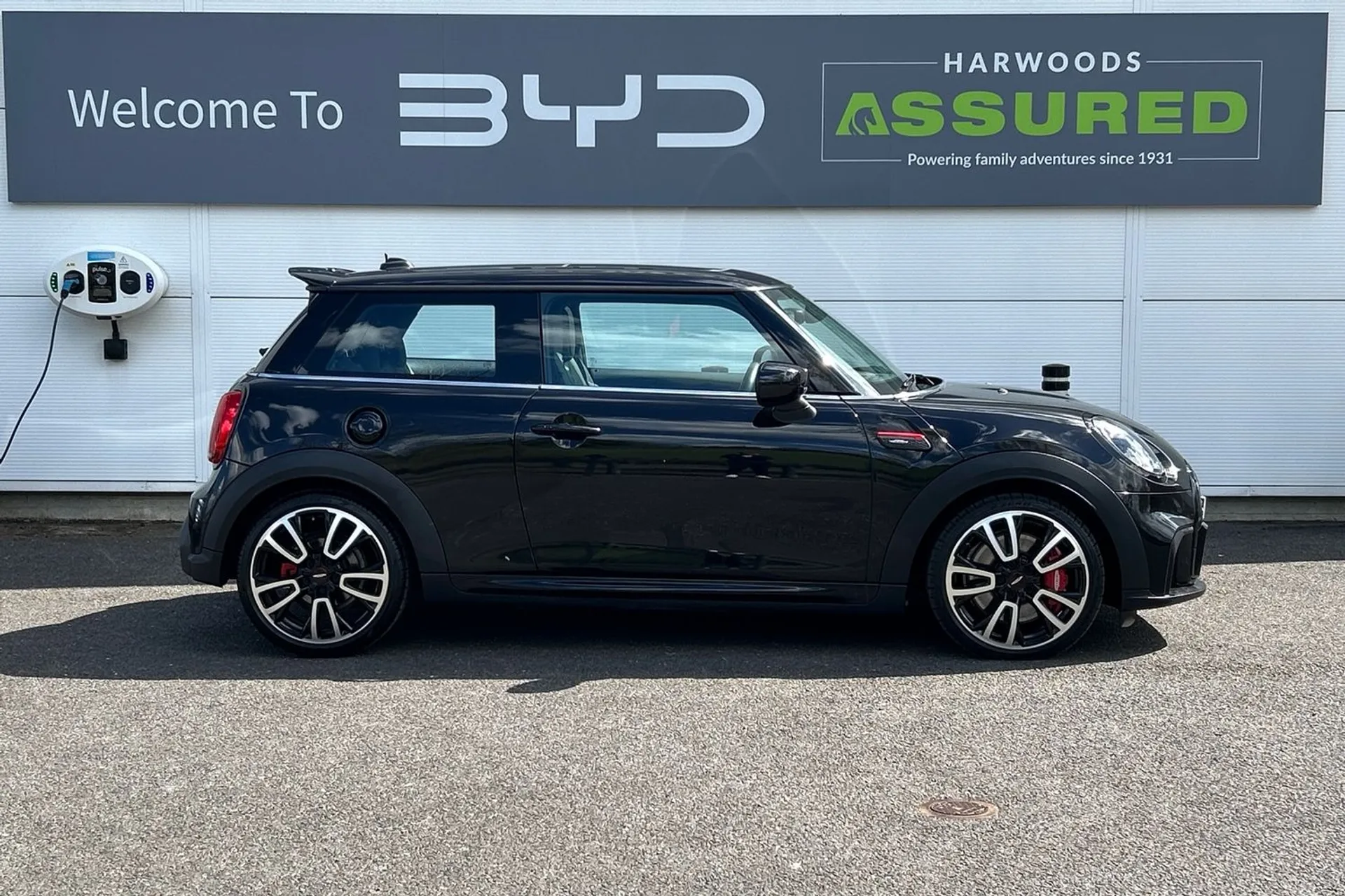 MINI HATCHBACK thumbnail image number 2
