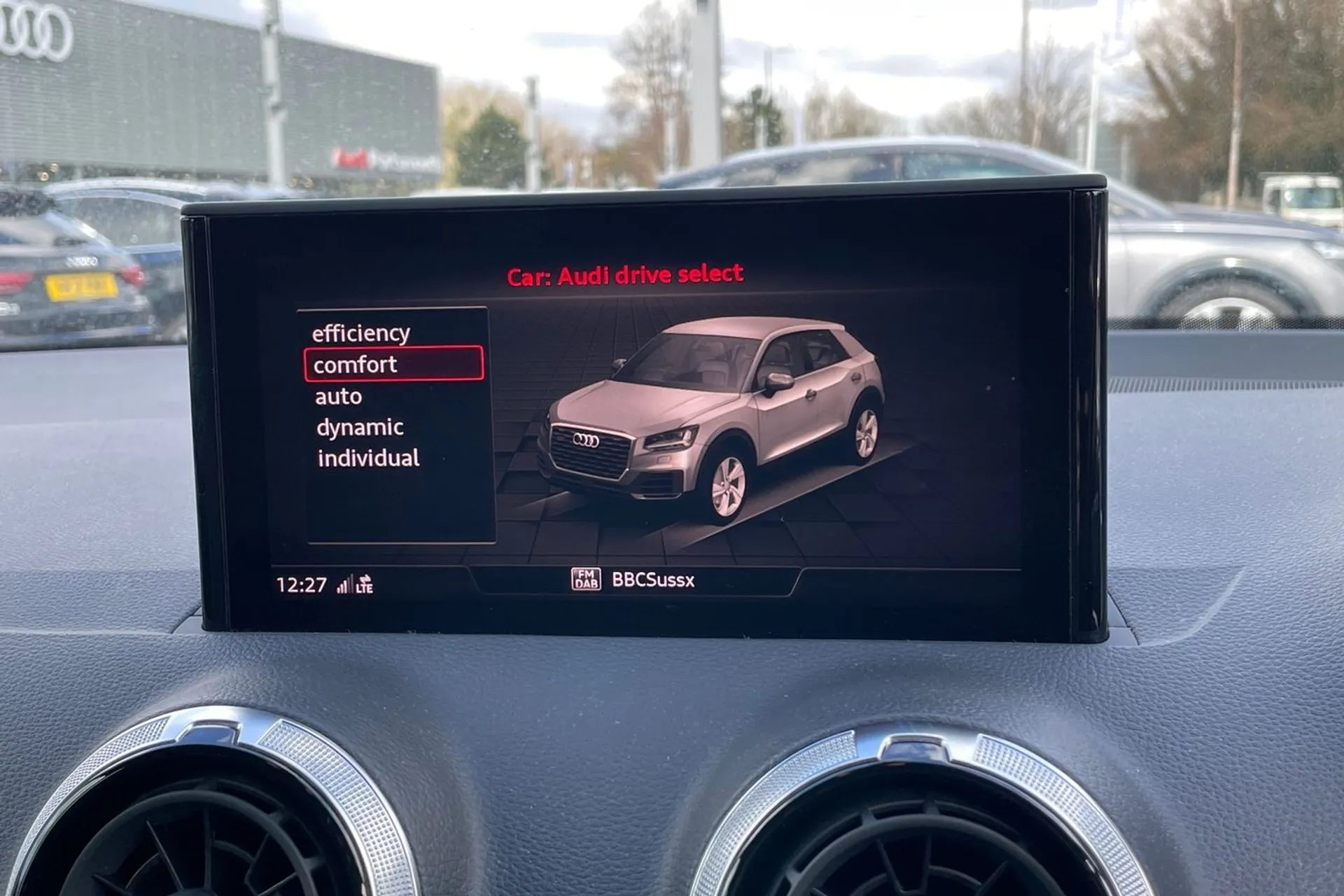 Audi Q2 thumbnail image number 32