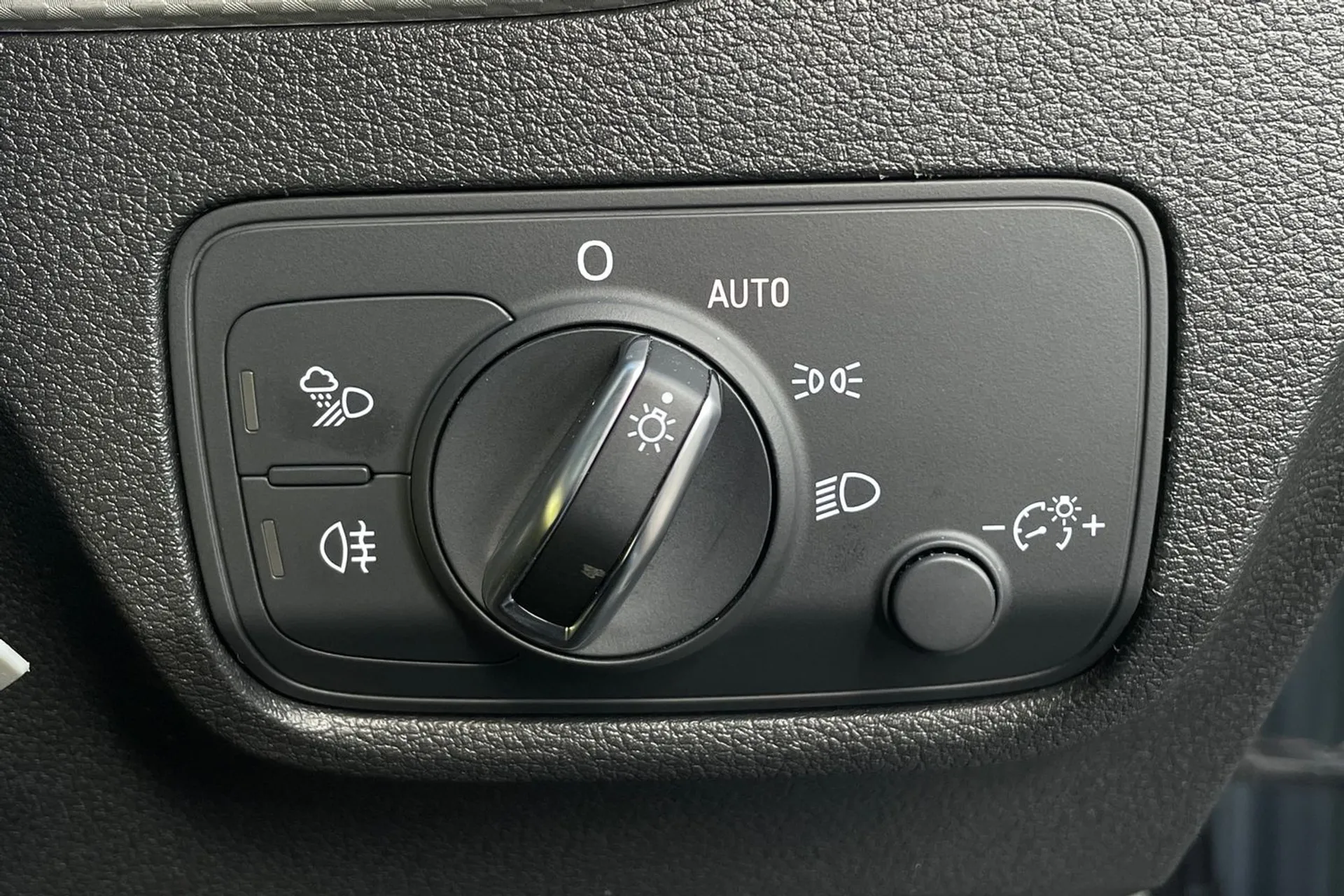 Audi Q2 thumbnail image number 42