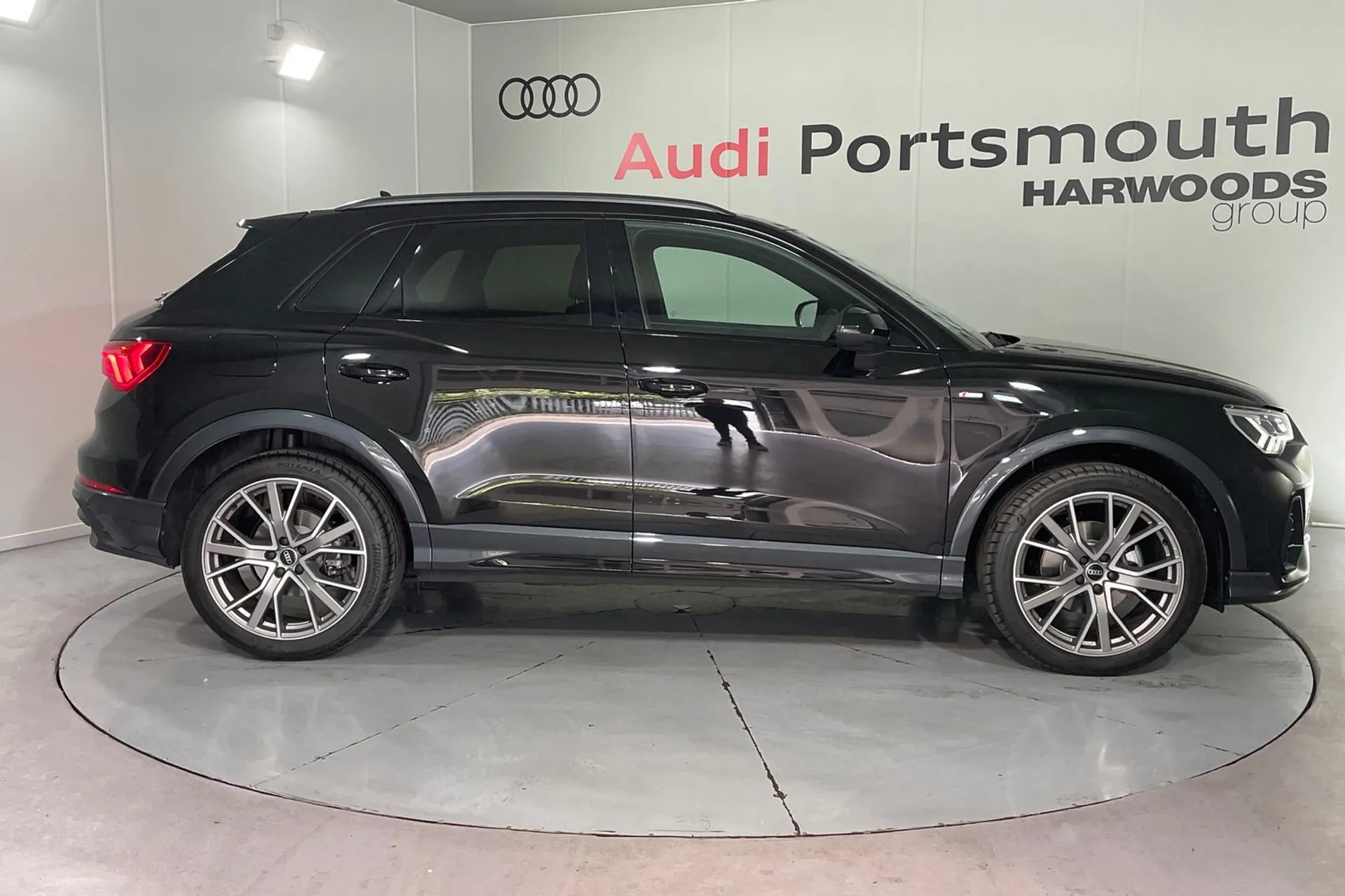 Audi Q3 thumbnail image number 2