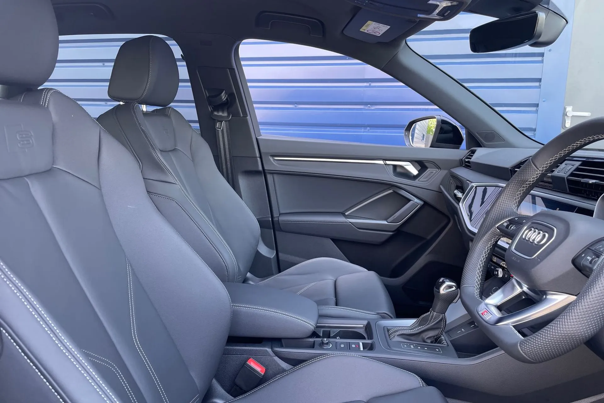 Audi Q3 thumbnail image number 24