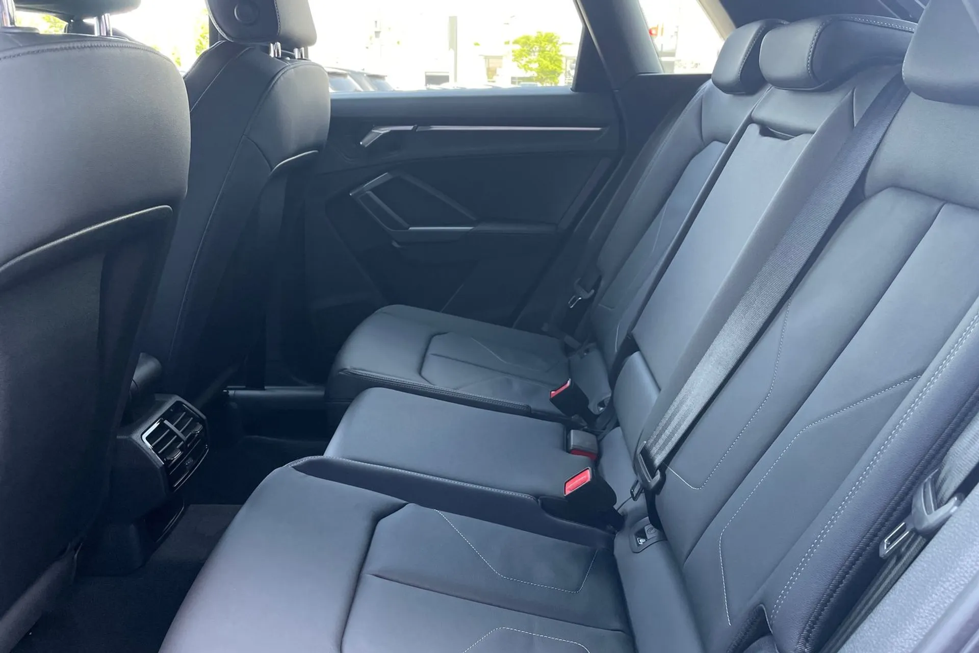 Audi Q3 thumbnail image number 30