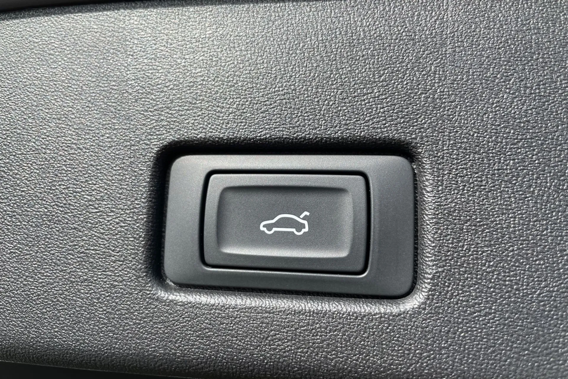 Audi Q4 thumbnail image number 18