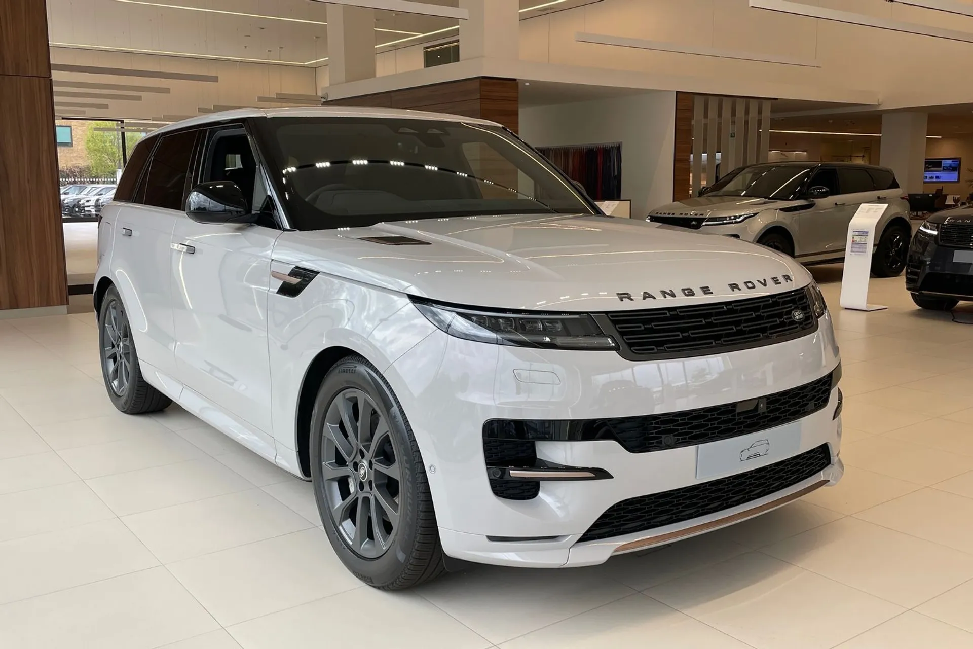 LAND ROVER RANGE ROVER SPORT focused image