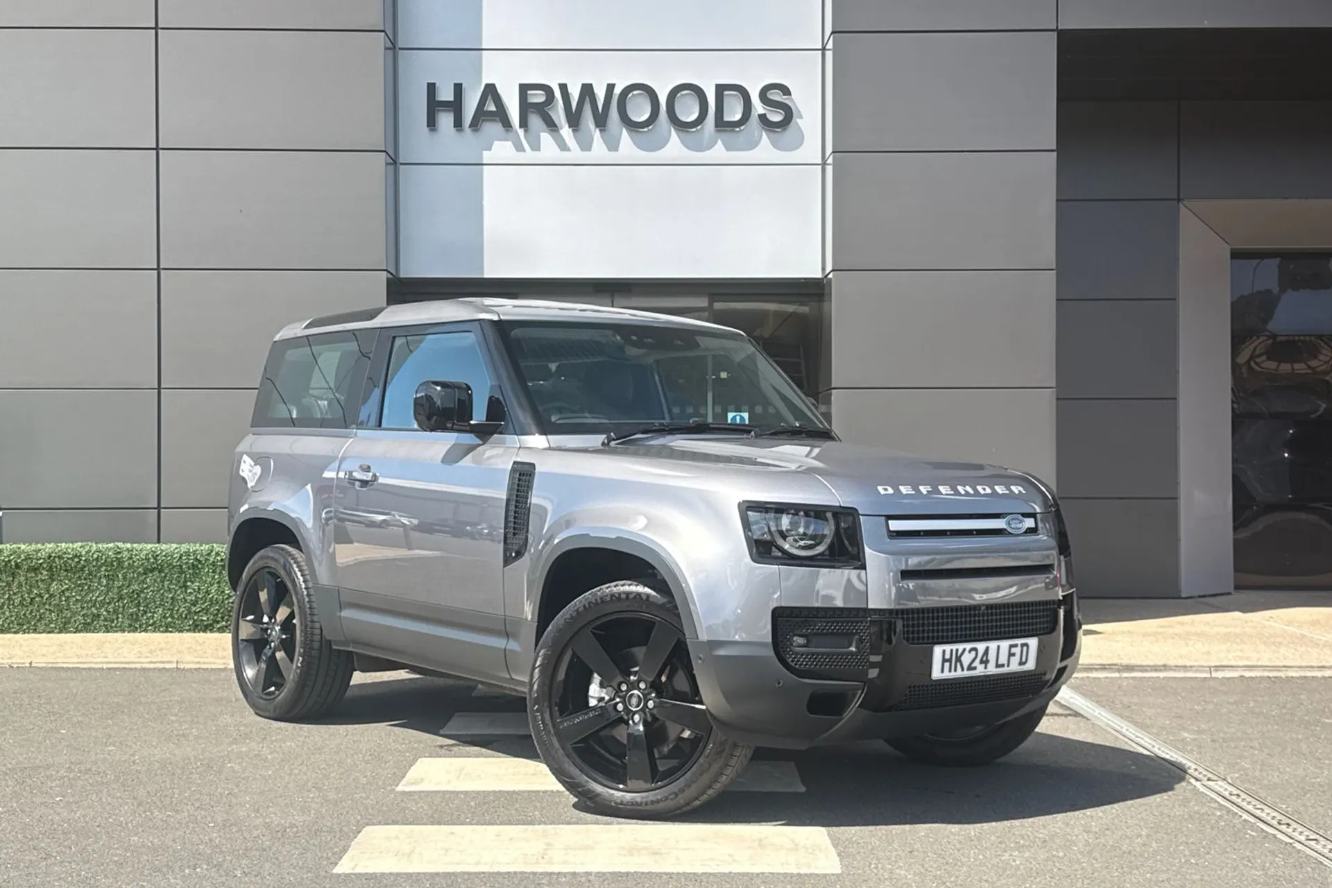 LAND ROVER DEFENDER focused image