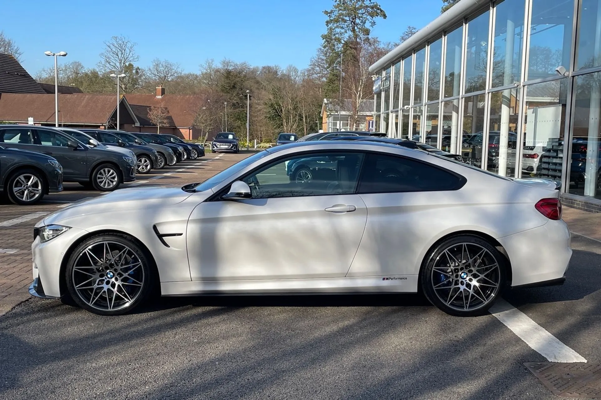 BMW M4 thumbnail image number 9