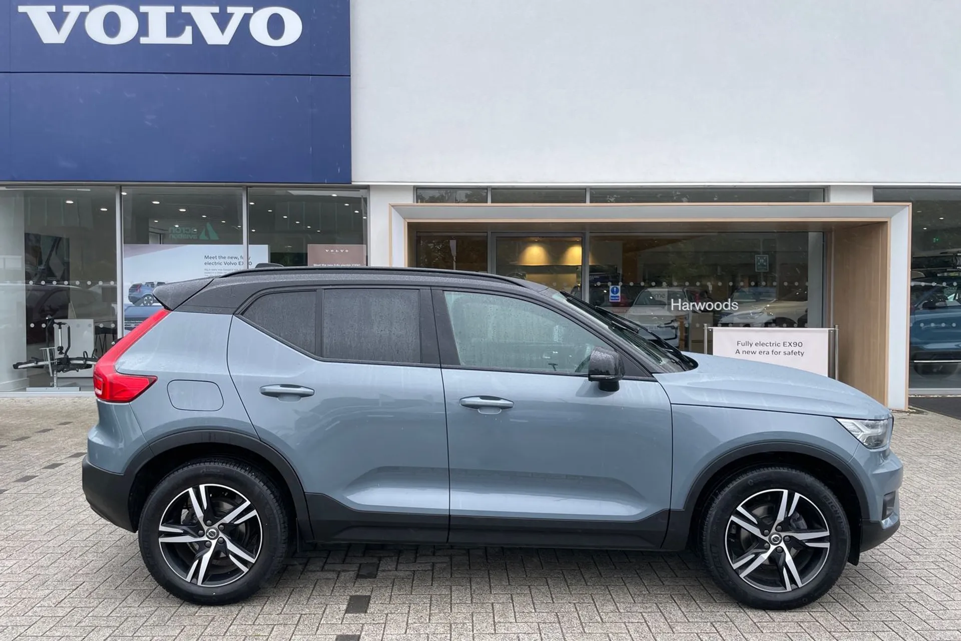 Volvo XC40 thumbnail image number 2