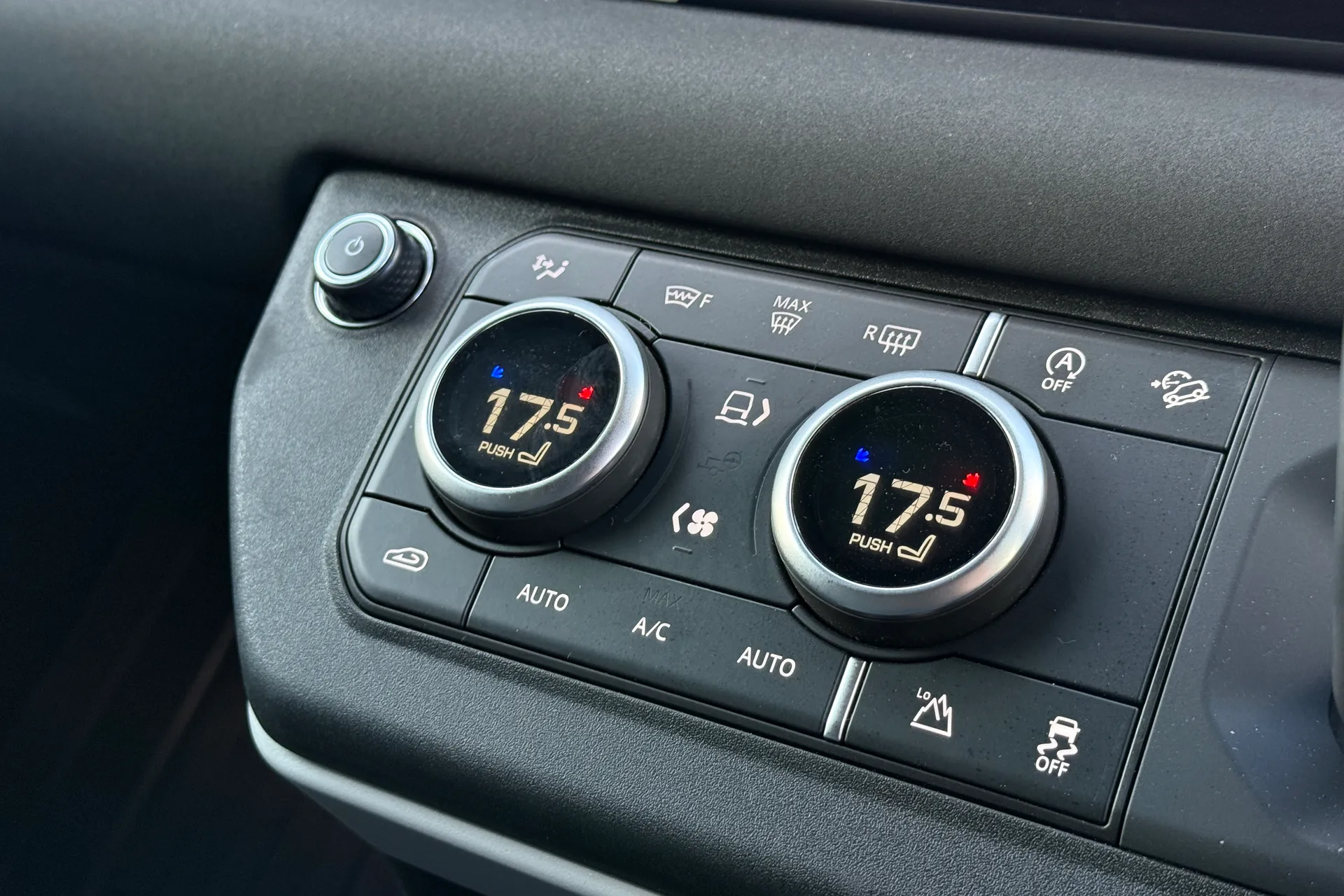 LAND ROVER DEFENDER thumbnail image number 15