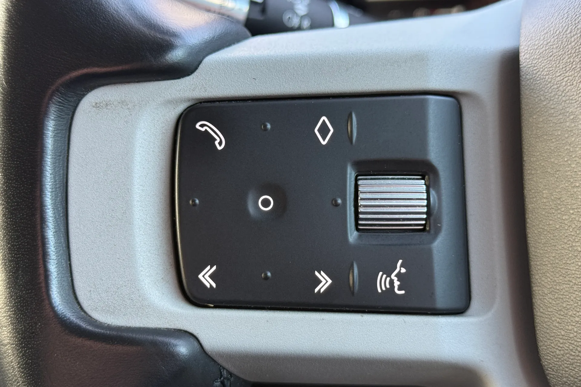 LAND ROVER DEFENDER thumbnail image number 23