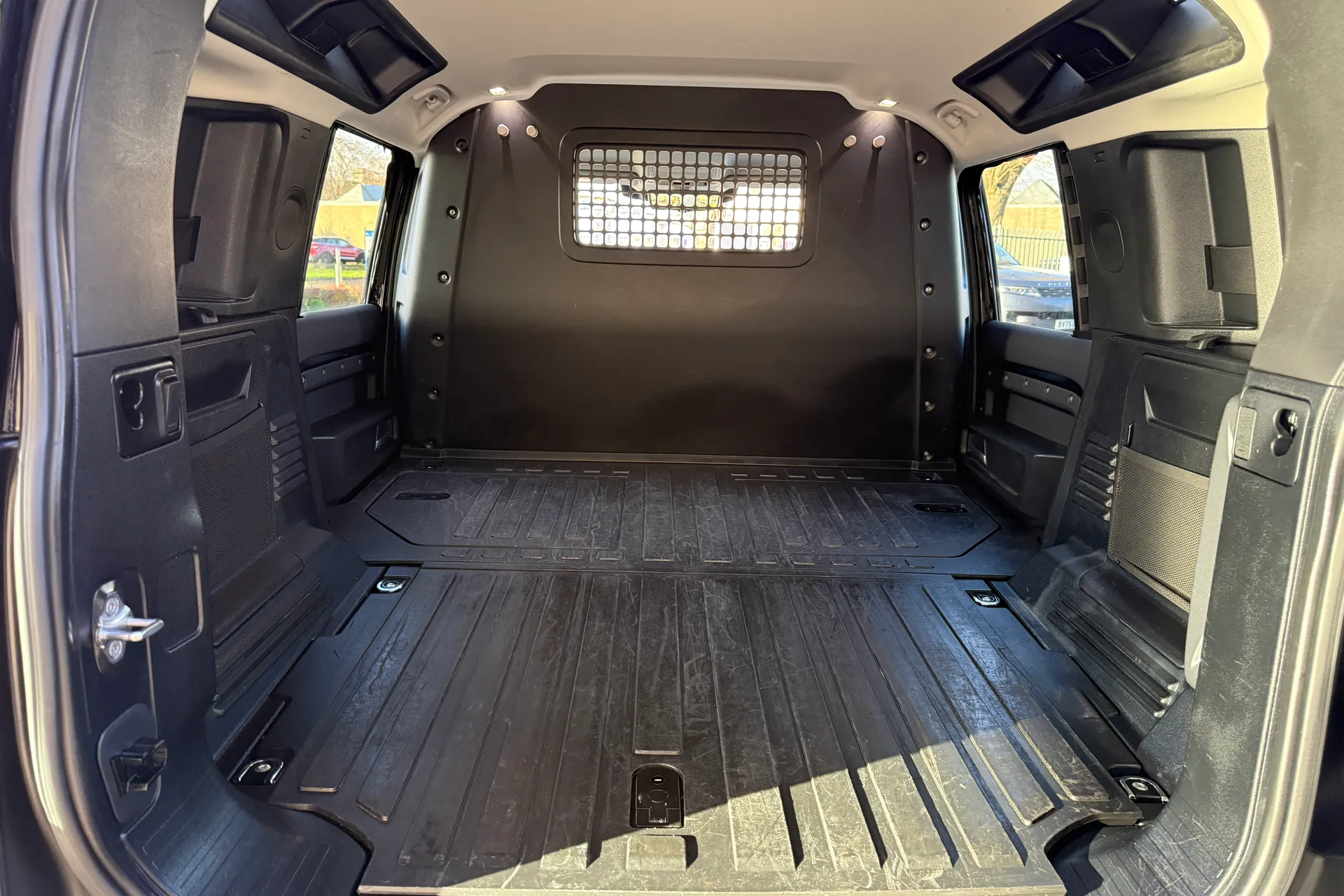 LAND ROVER DEFENDER thumbnail image number 37