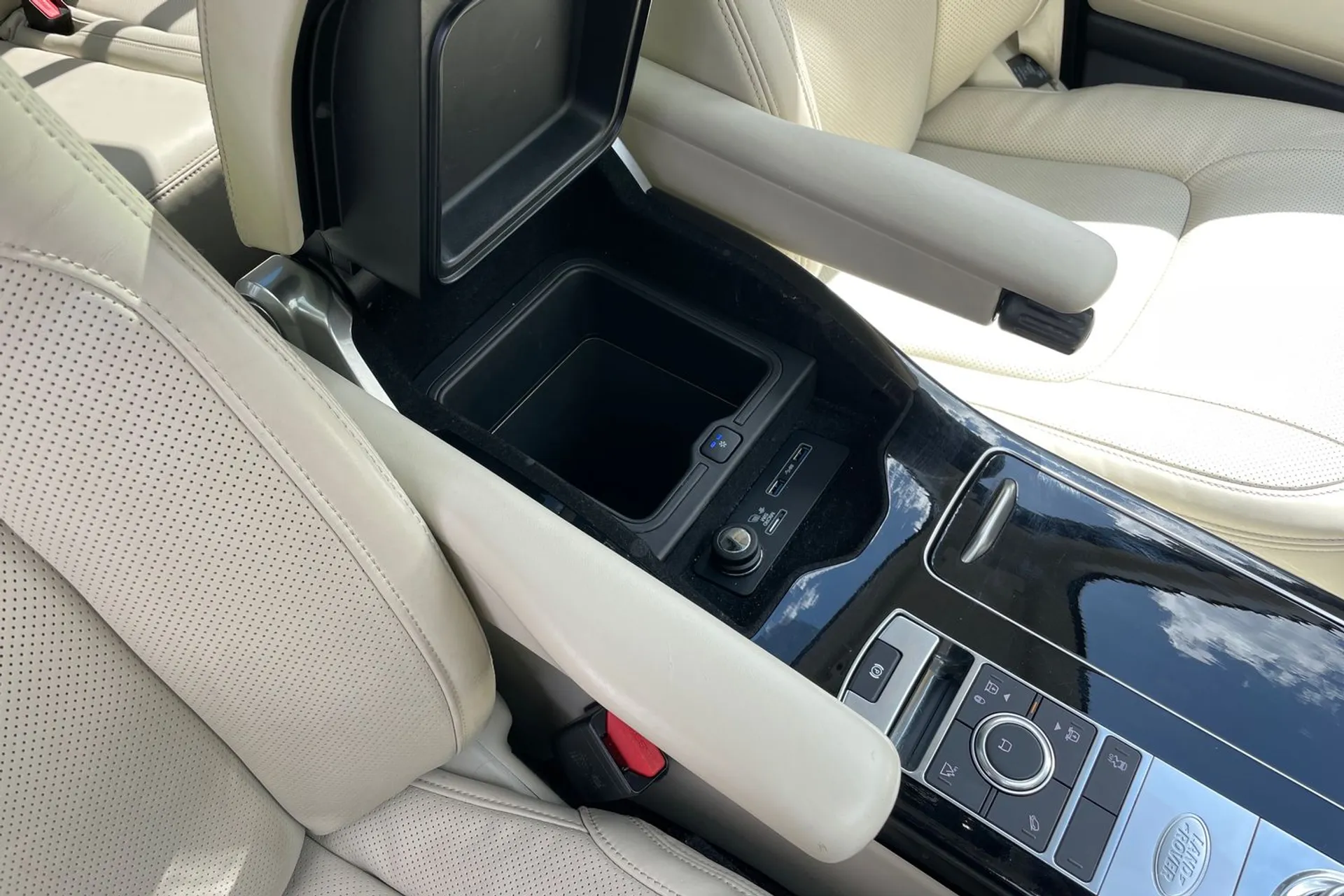 LAND ROVER RANGE ROVER thumbnail image number 34