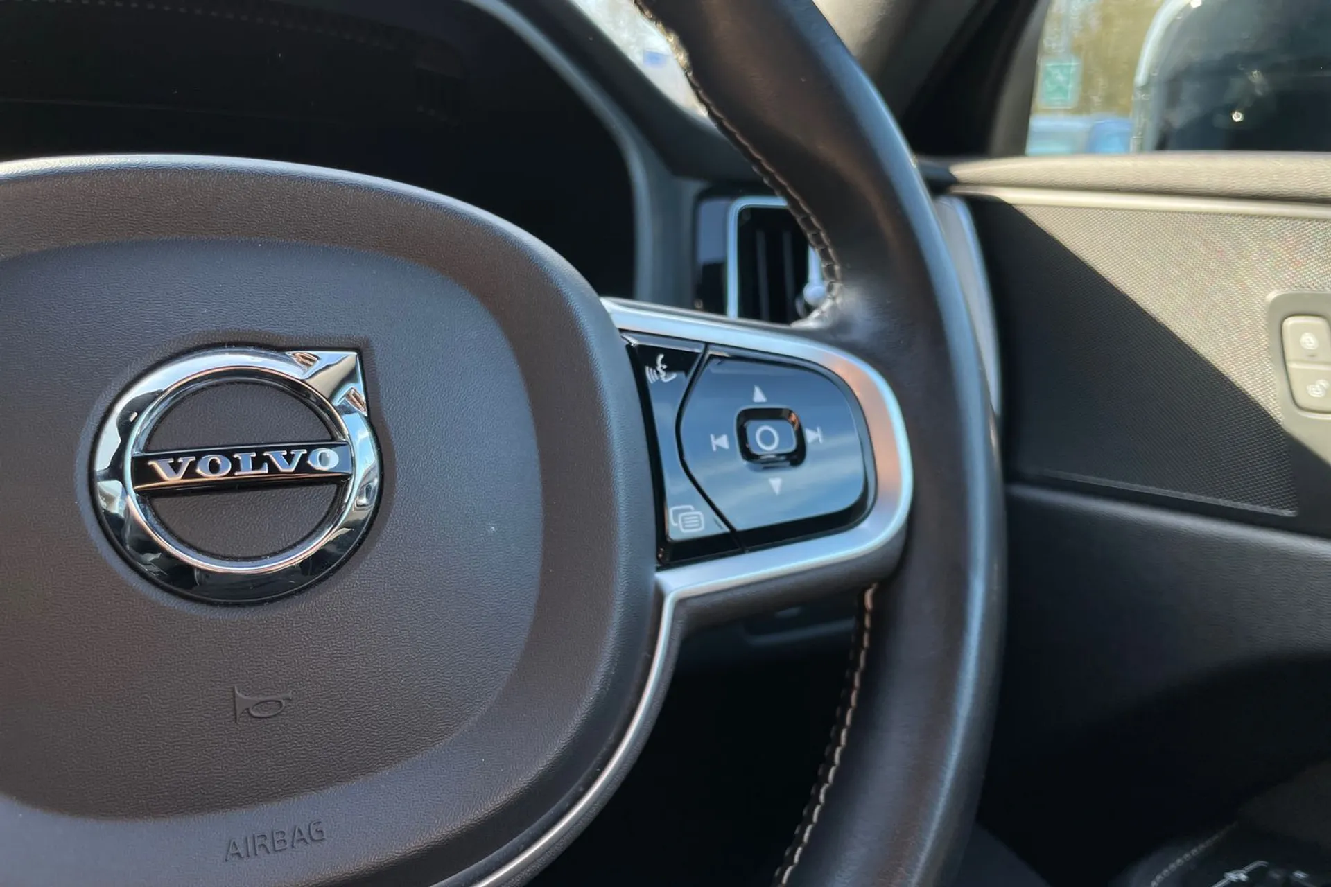 Volvo XC60 thumbnail image number 36