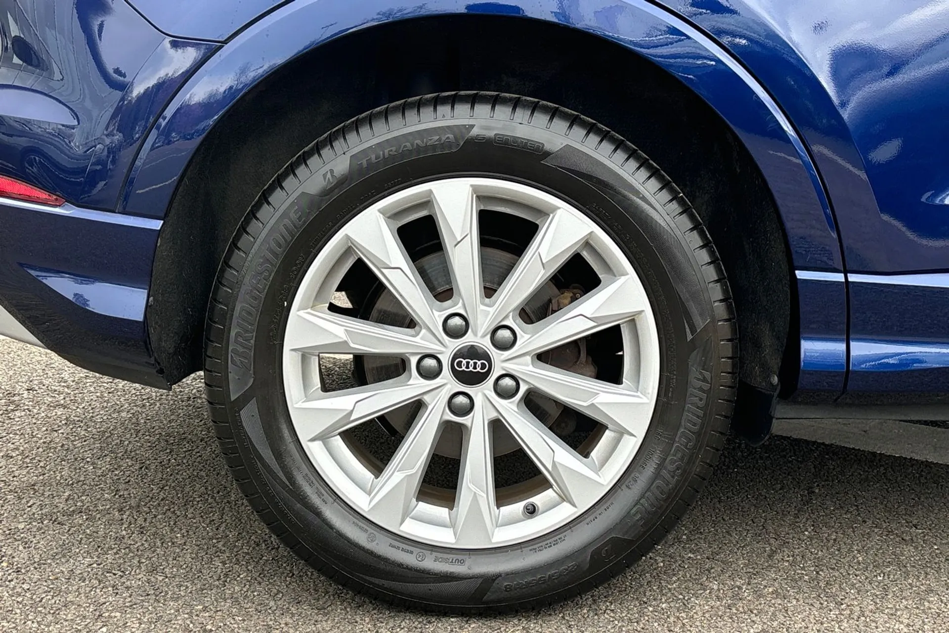 Audi Q3 thumbnail image number 12