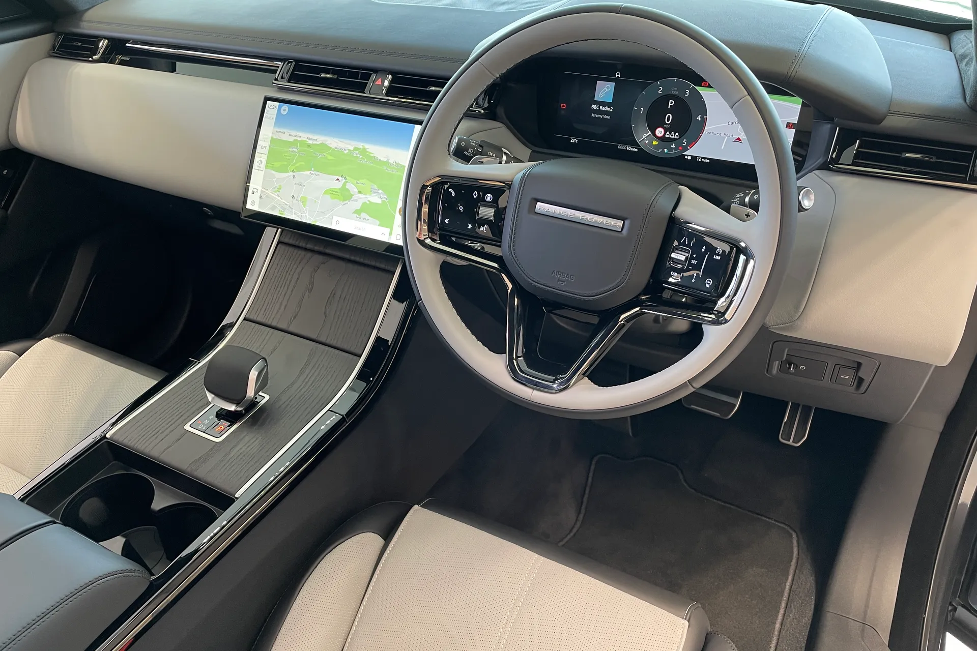 LAND ROVER RANGE ROVER VELAR thumbnail image number 25