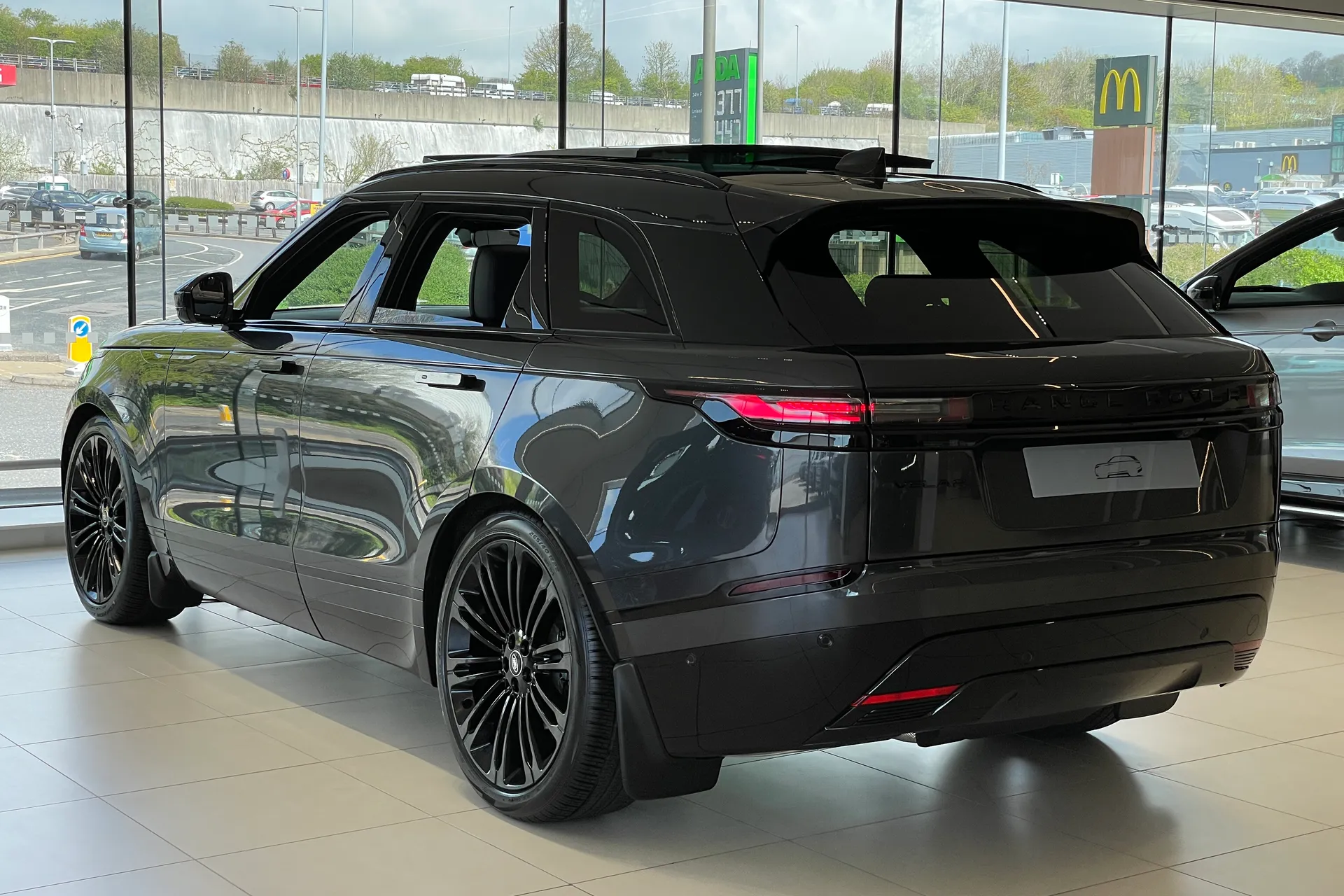LAND ROVER RANGE ROVER VELAR thumbnail image number 9