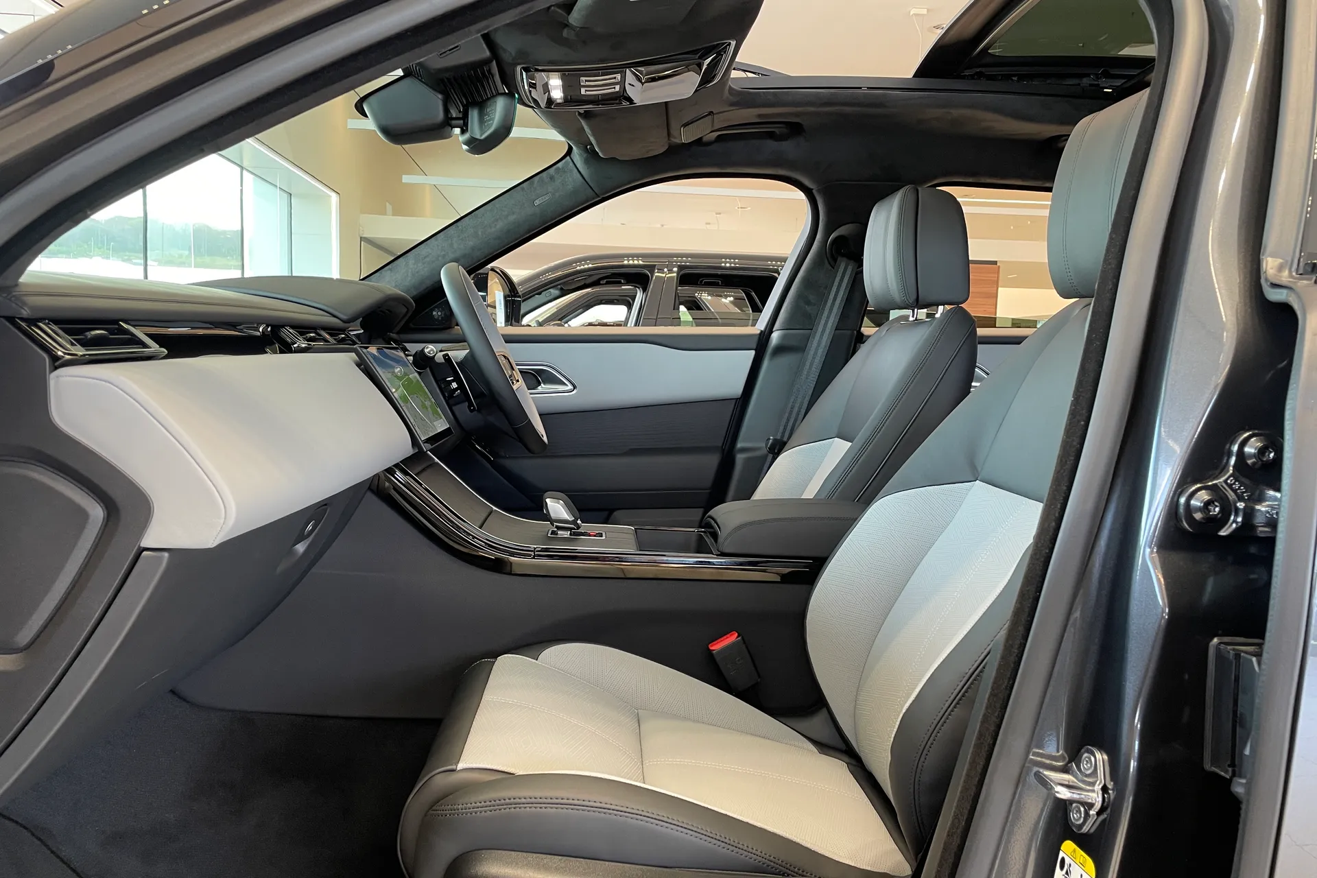 LAND ROVER RANGE ROVER VELAR thumbnail image number 30