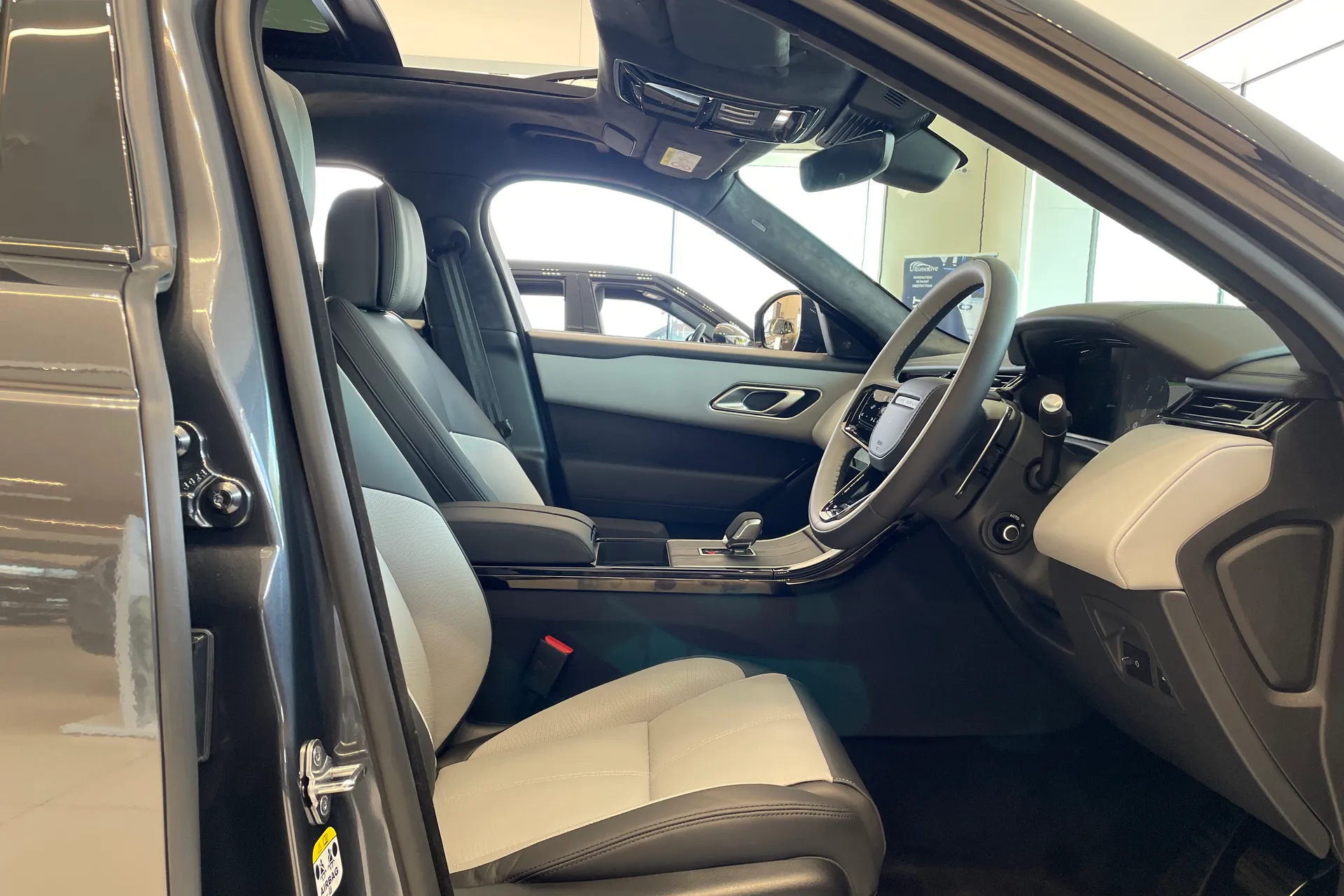 LAND ROVER RANGE ROVER VELAR thumbnail image number 24