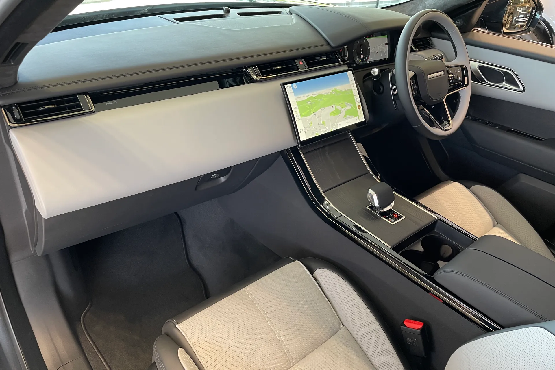 LAND ROVER RANGE ROVER VELAR thumbnail image number 29