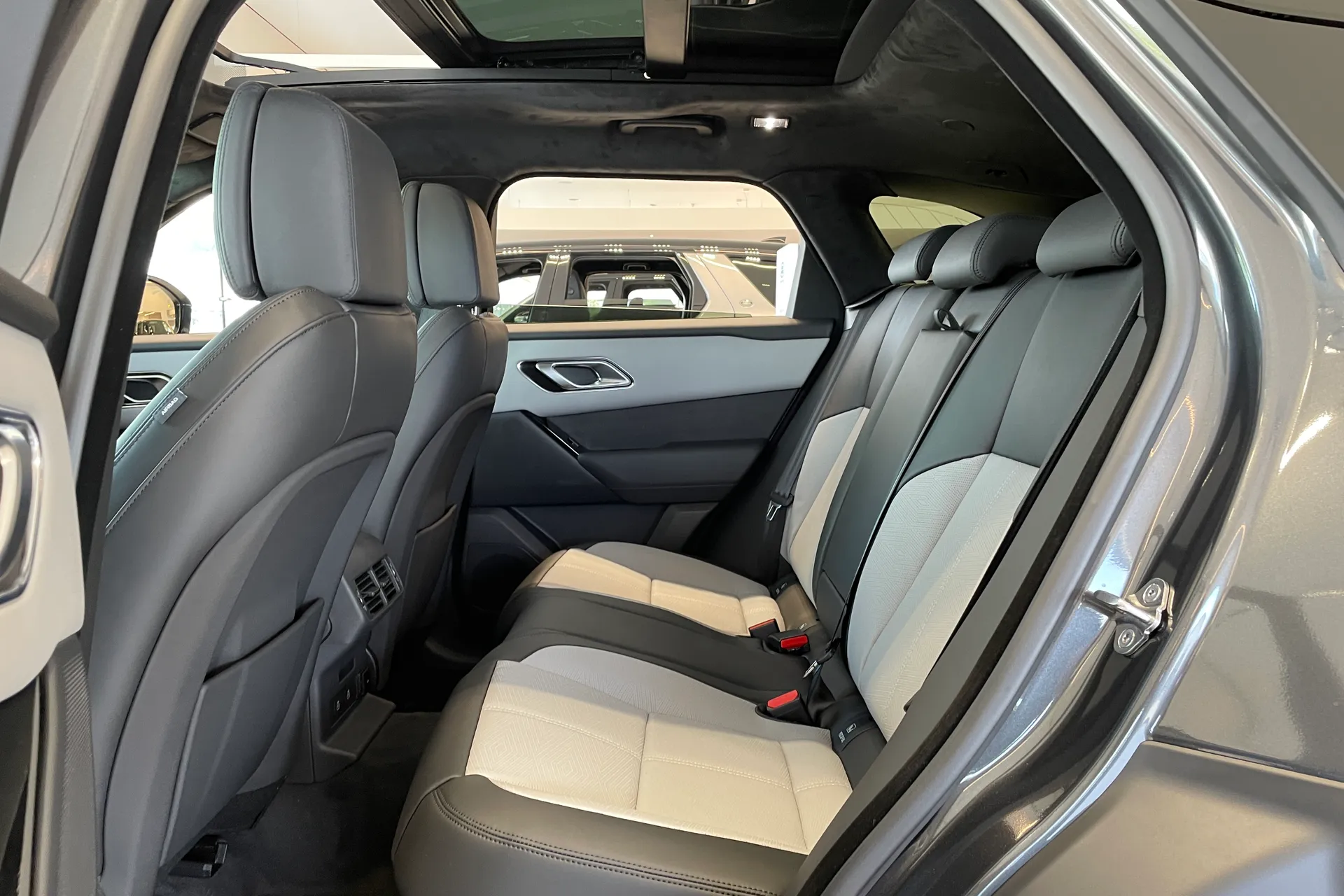 LAND ROVER RANGE ROVER VELAR thumbnail image number 31