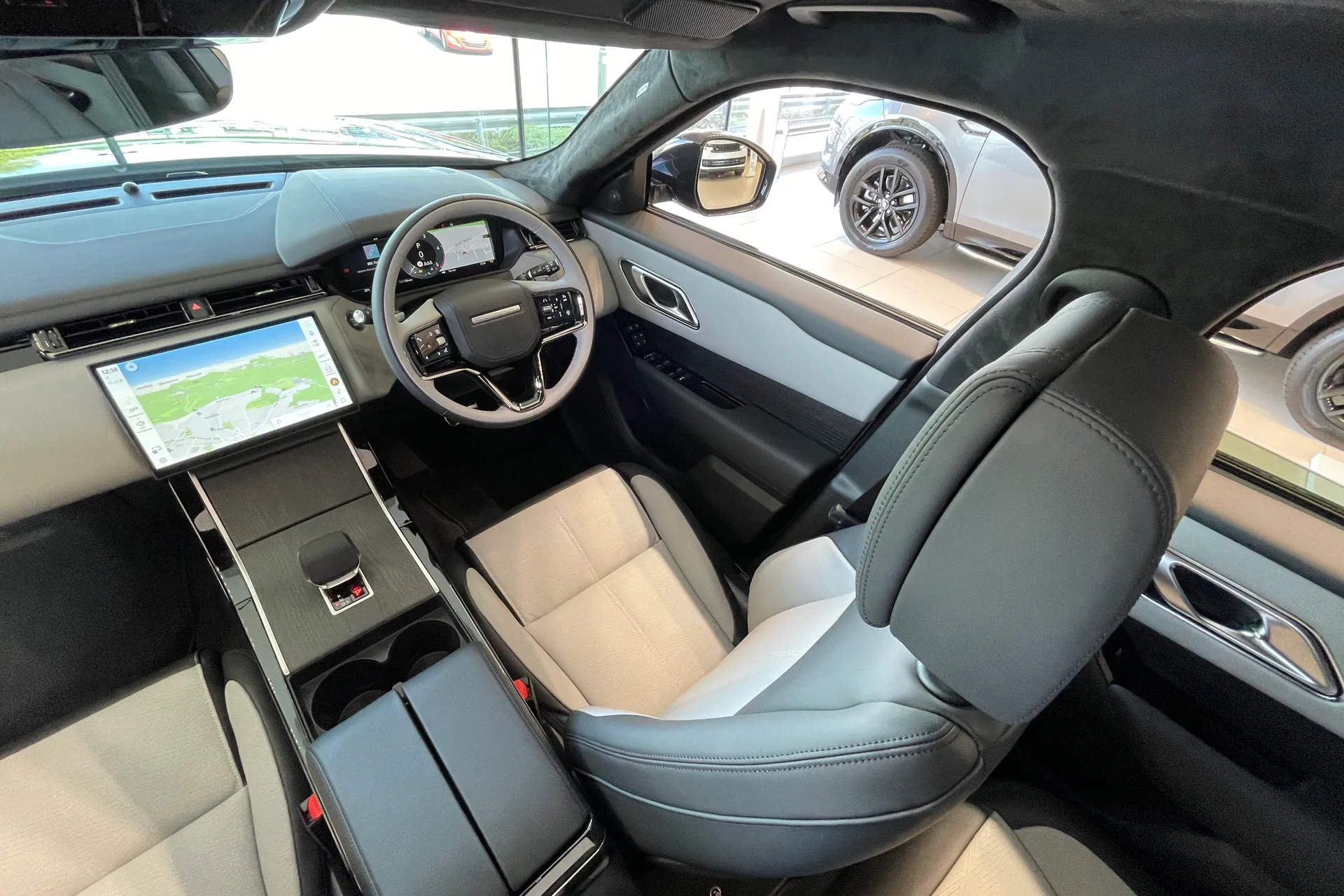 LAND ROVER RANGE ROVER VELAR thumbnail image number 33