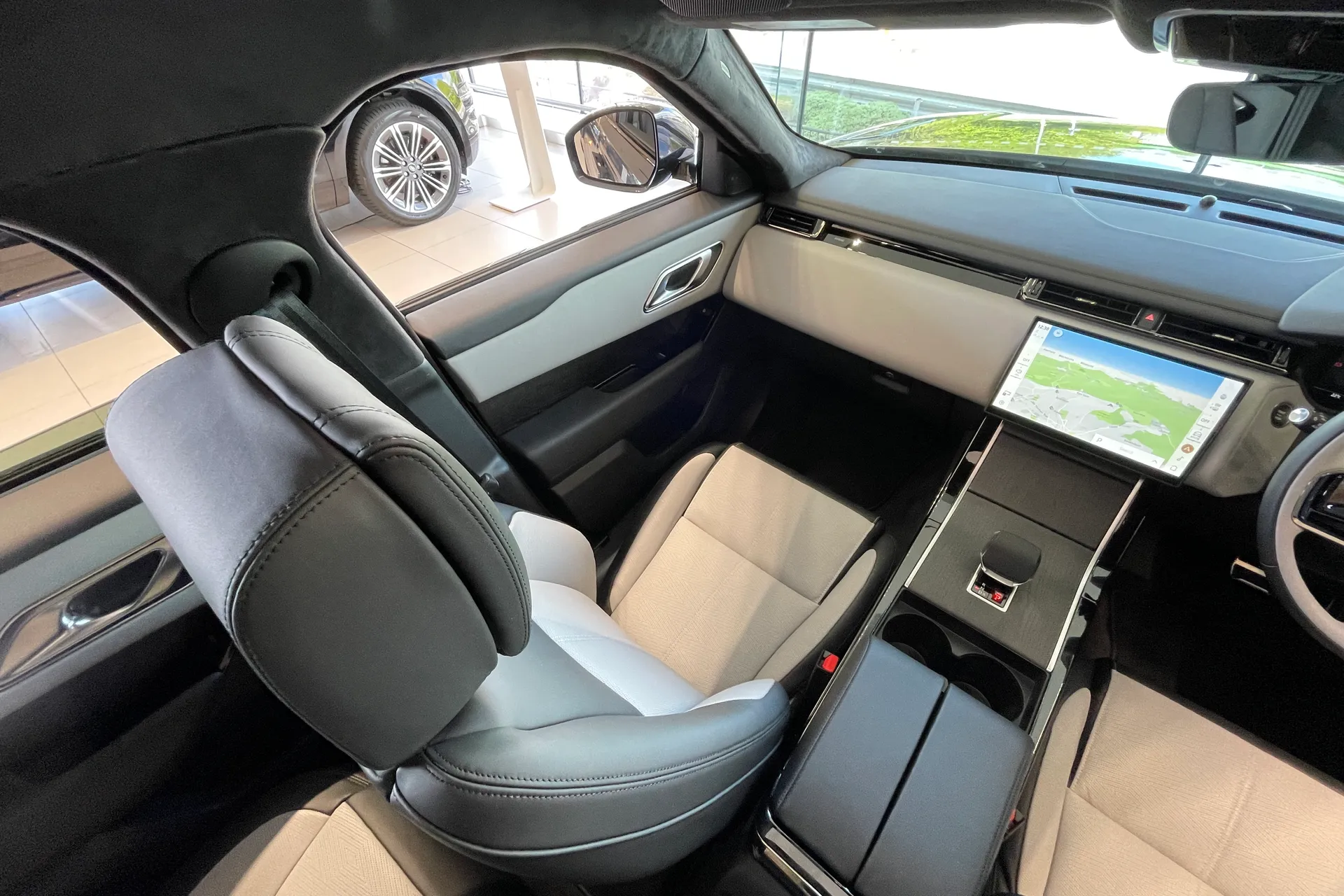 LAND ROVER RANGE ROVER VELAR thumbnail image number 36