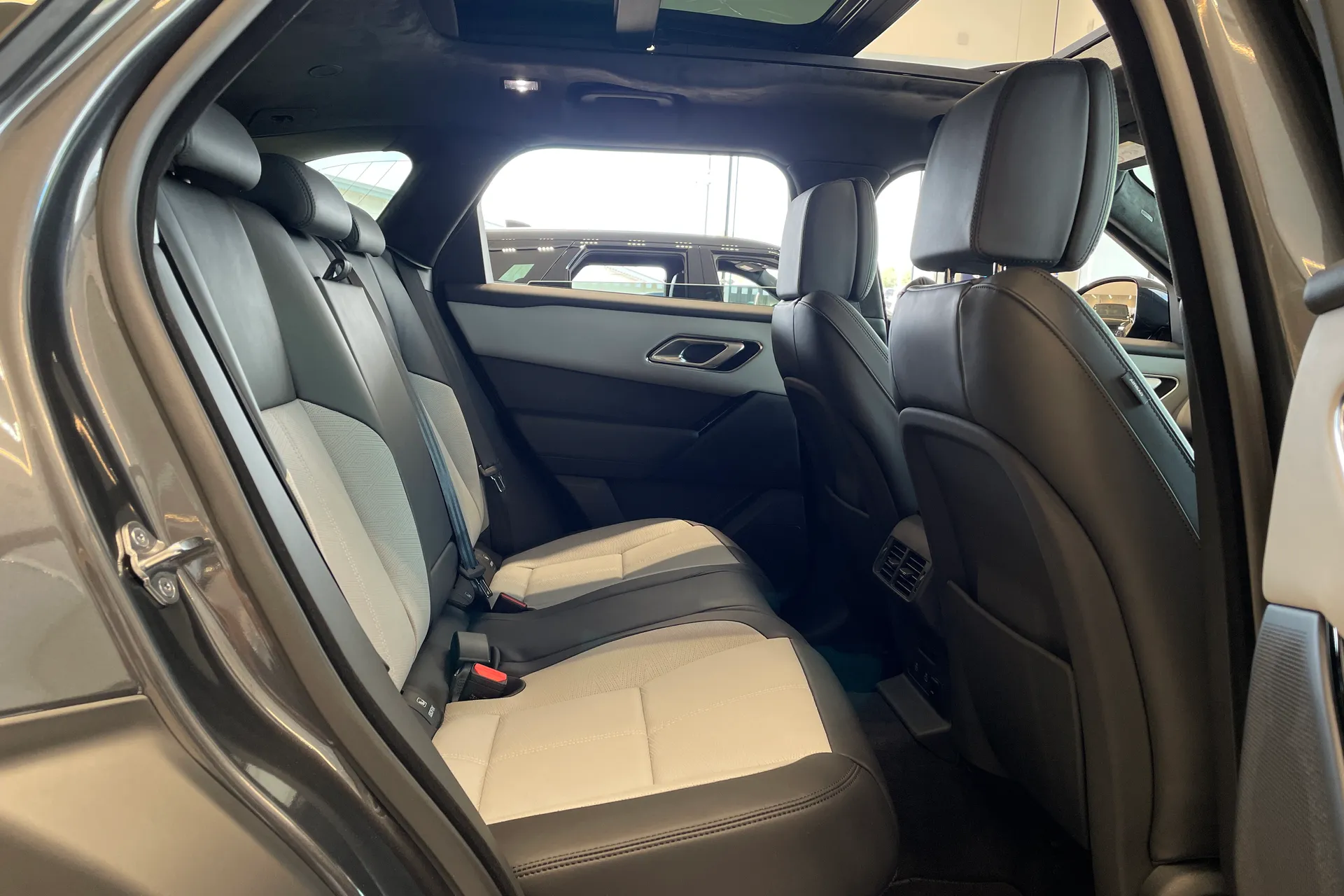 LAND ROVER RANGE ROVER VELAR thumbnail image number 19