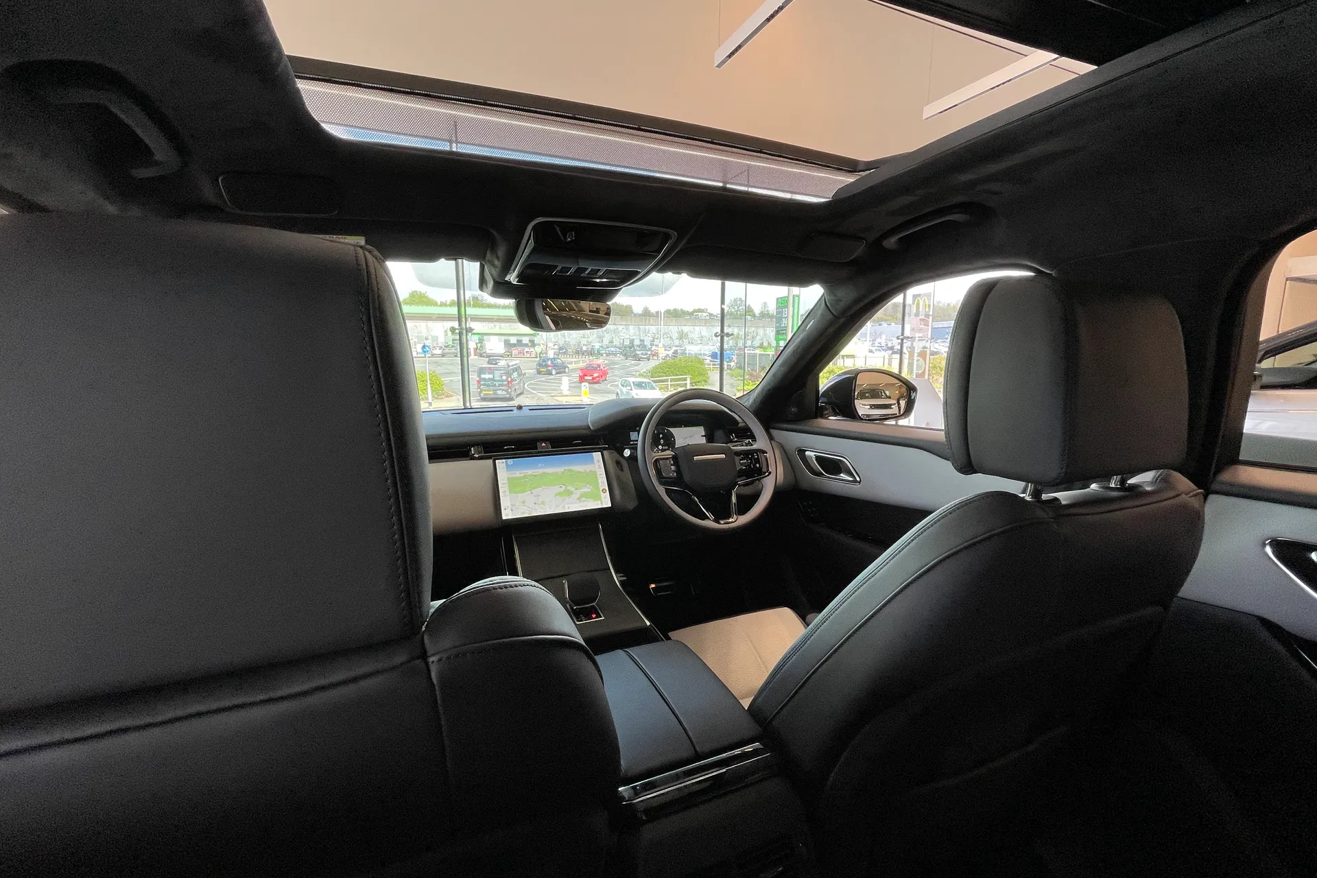LAND ROVER RANGE ROVER VELAR thumbnail image number 4