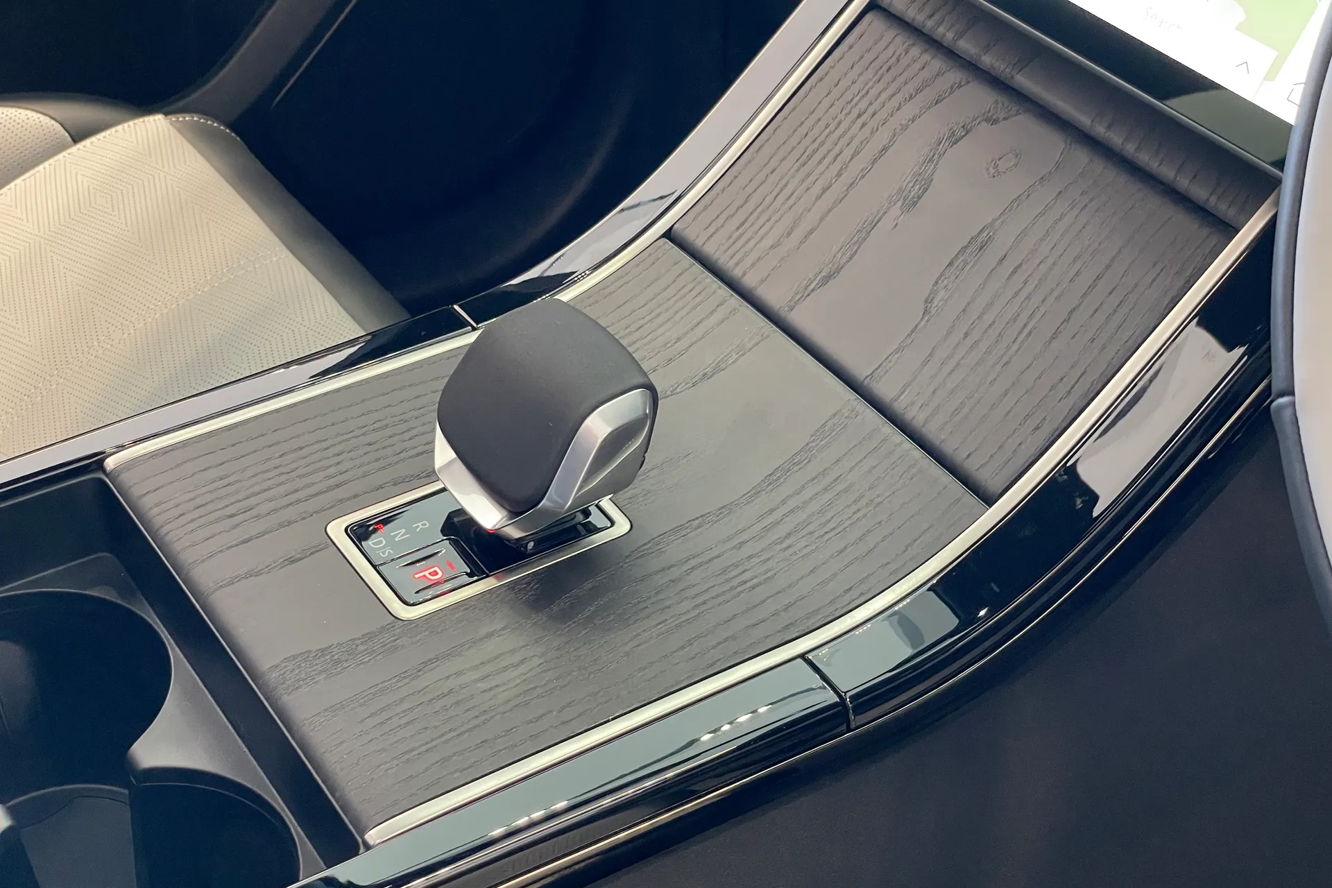 LAND ROVER RANGE ROVER VELAR thumbnail image number 28