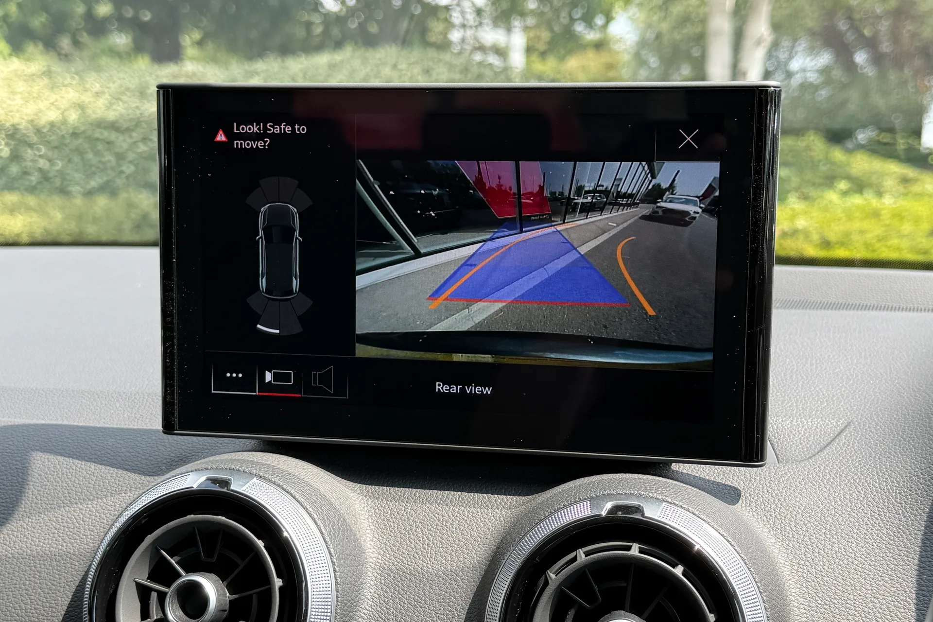 Audi Q2 thumbnail image number 3