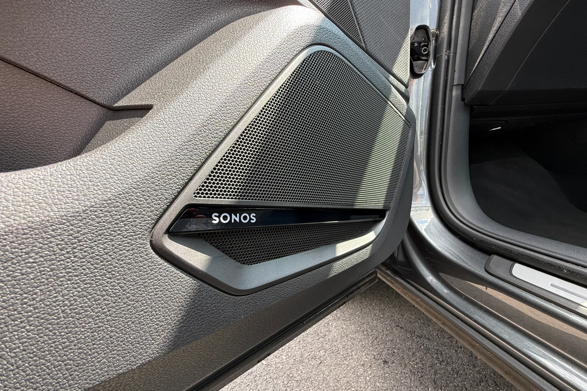 Audi Q2 thumbnail image number 16