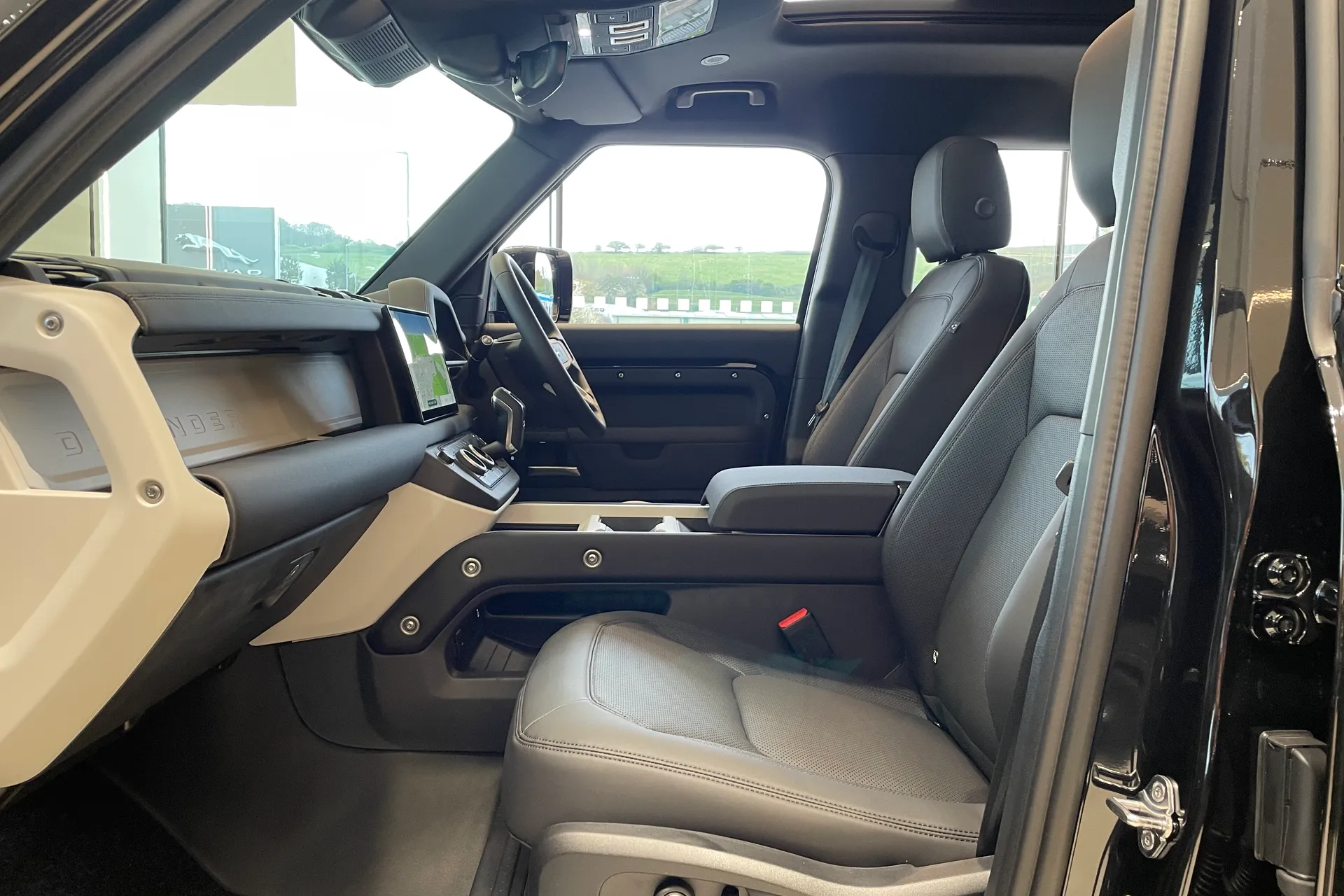 LAND ROVER Defender 110 thumbnail image number 31
