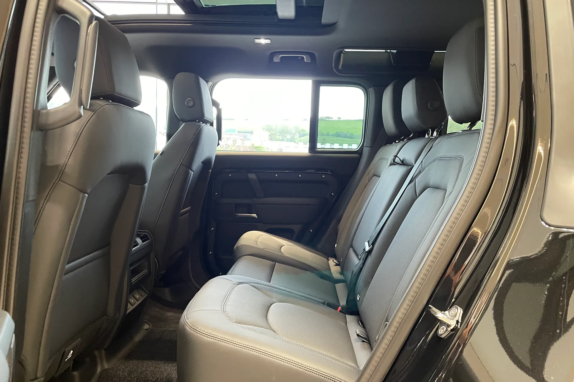 LAND ROVER Defender 110 thumbnail image number 33