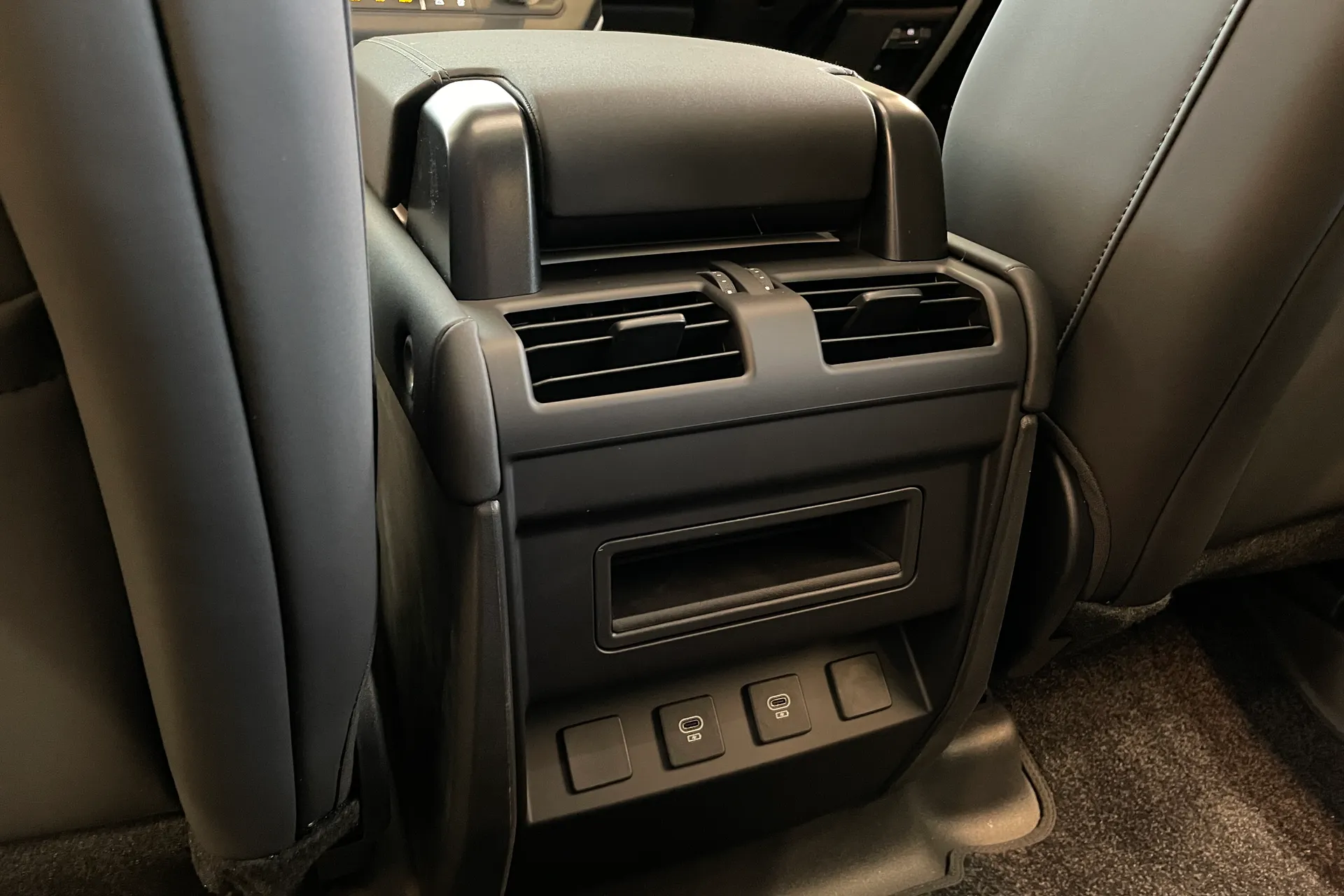 LAND ROVER Defender 110 thumbnail image number 34