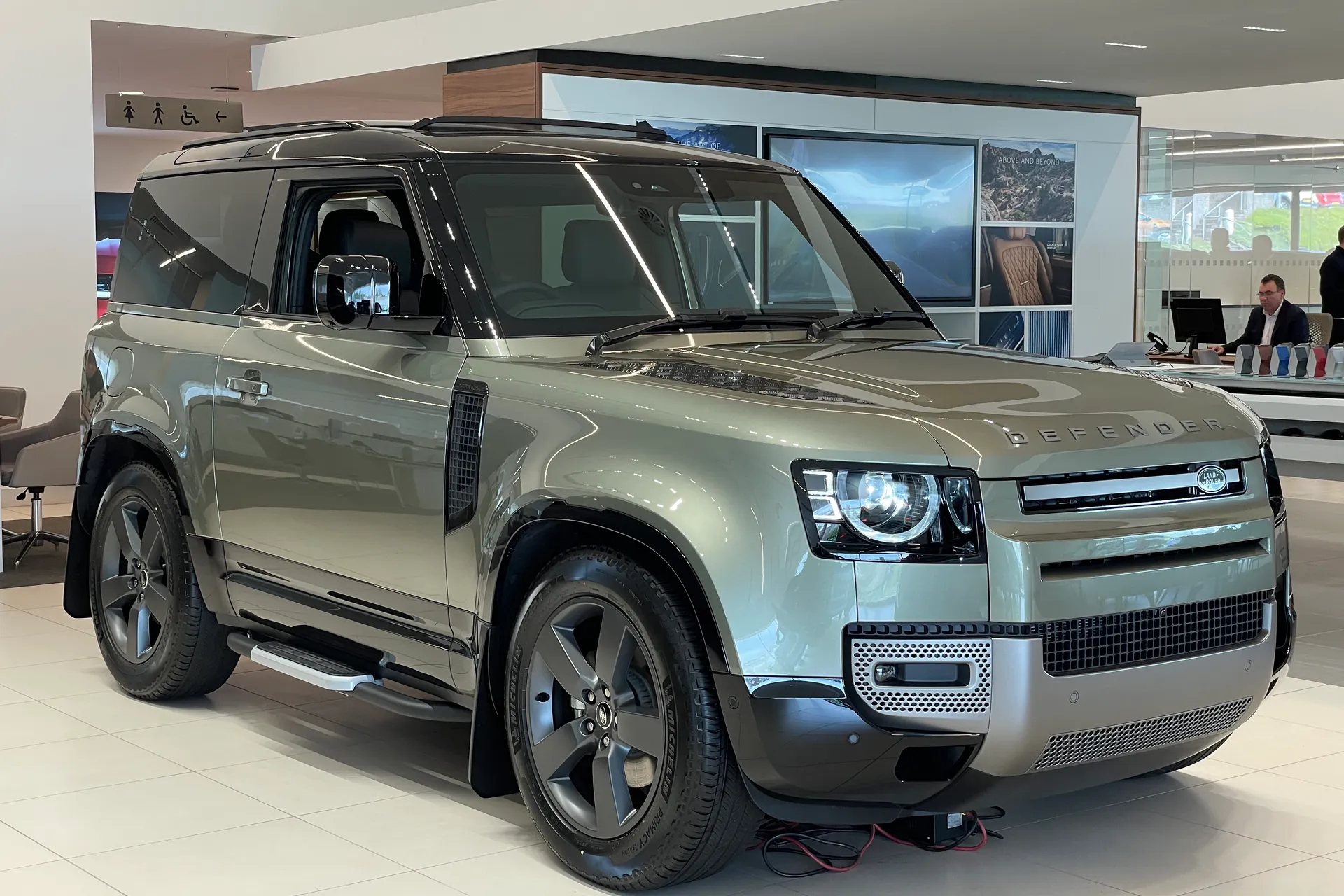 LAND ROVER Defender 90 focused image
