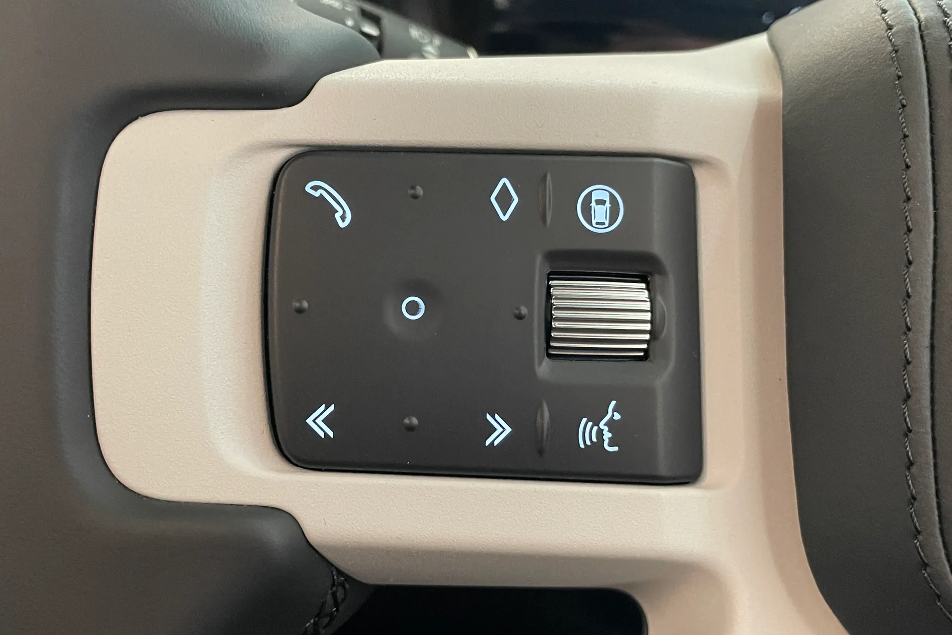 LAND ROVER Defender 90 thumbnail image number 33