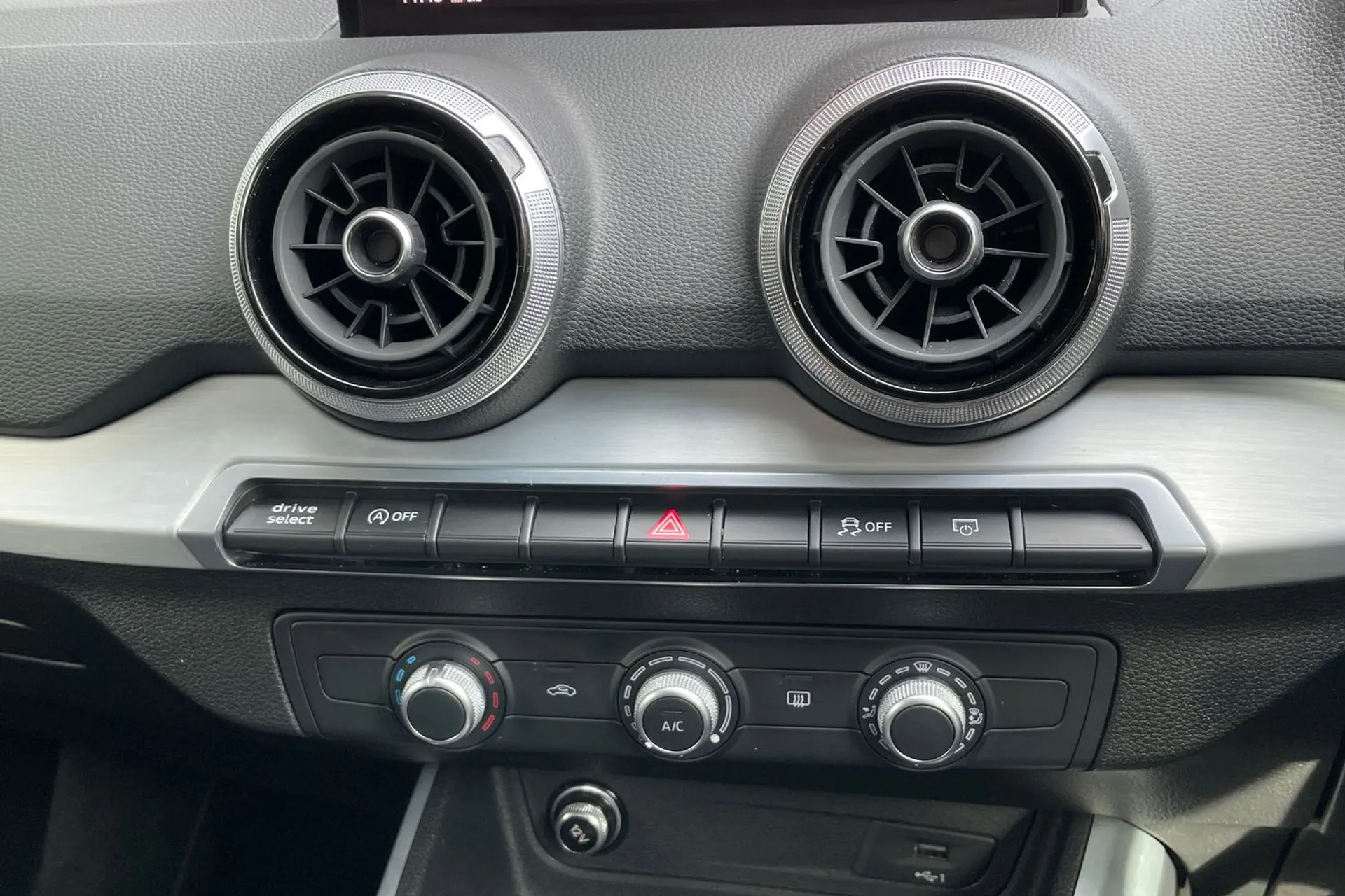 Audi Q2 thumbnail image number 38