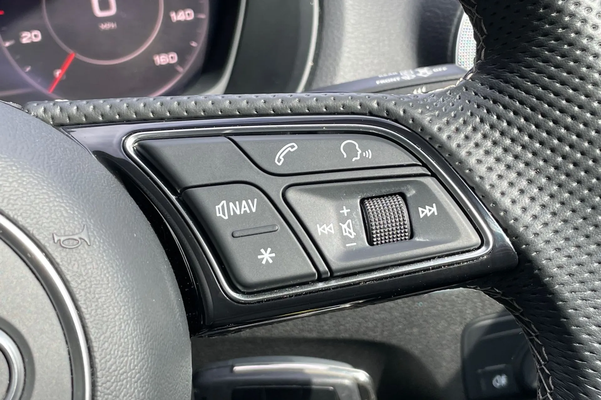 Audi Q2 thumbnail image number 36