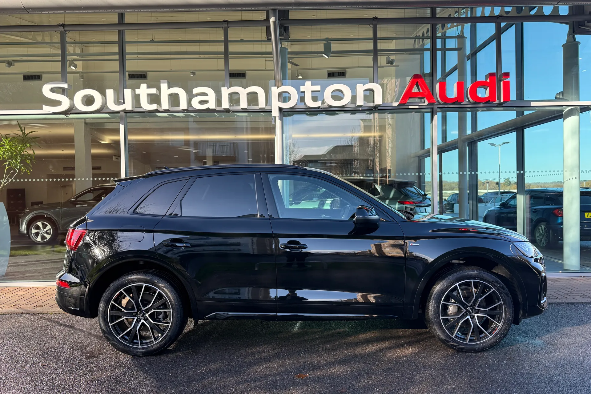 Audi Q5 thumbnail image number 2