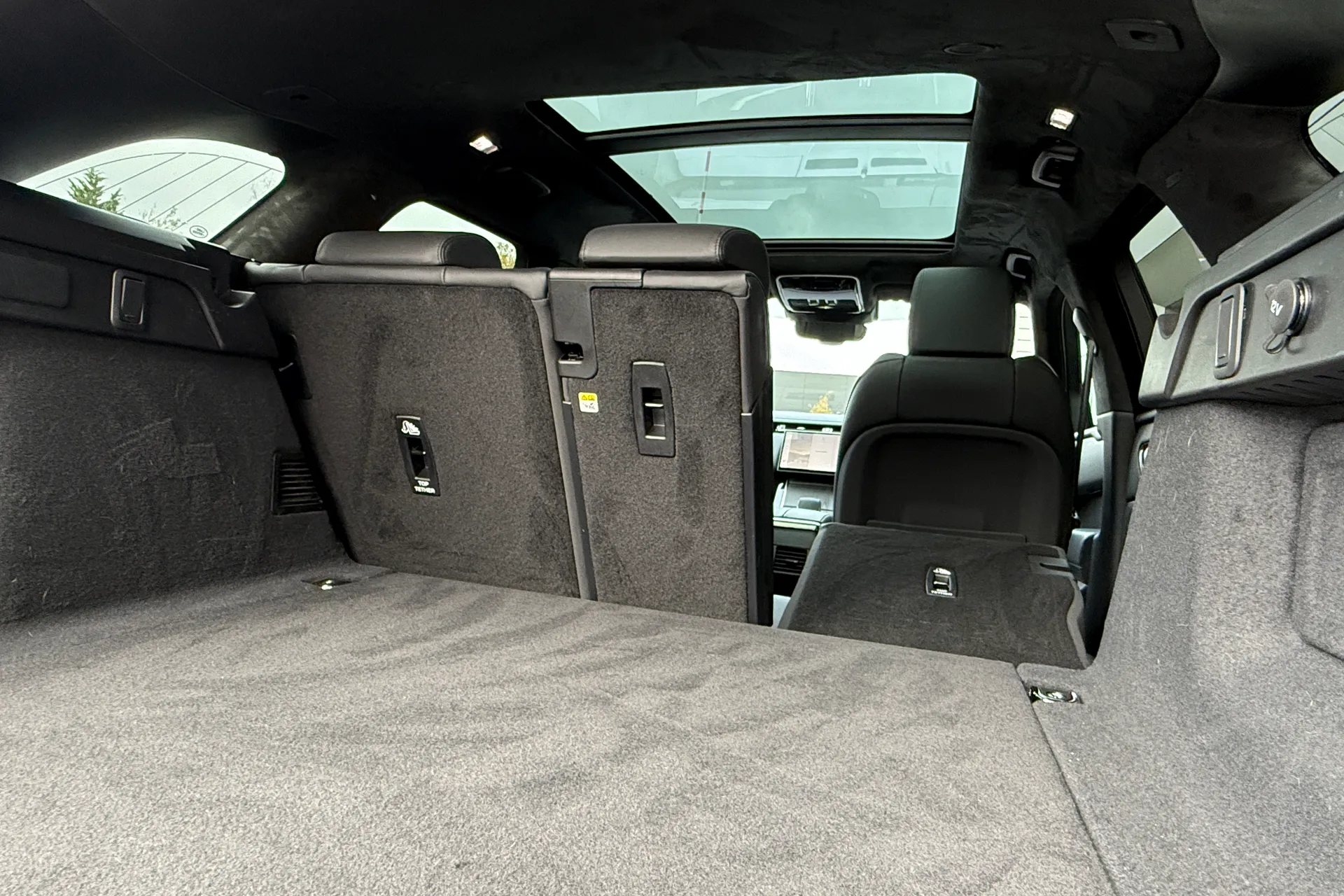 LAND ROVER RANGE ROVER VELAR thumbnail image number 32