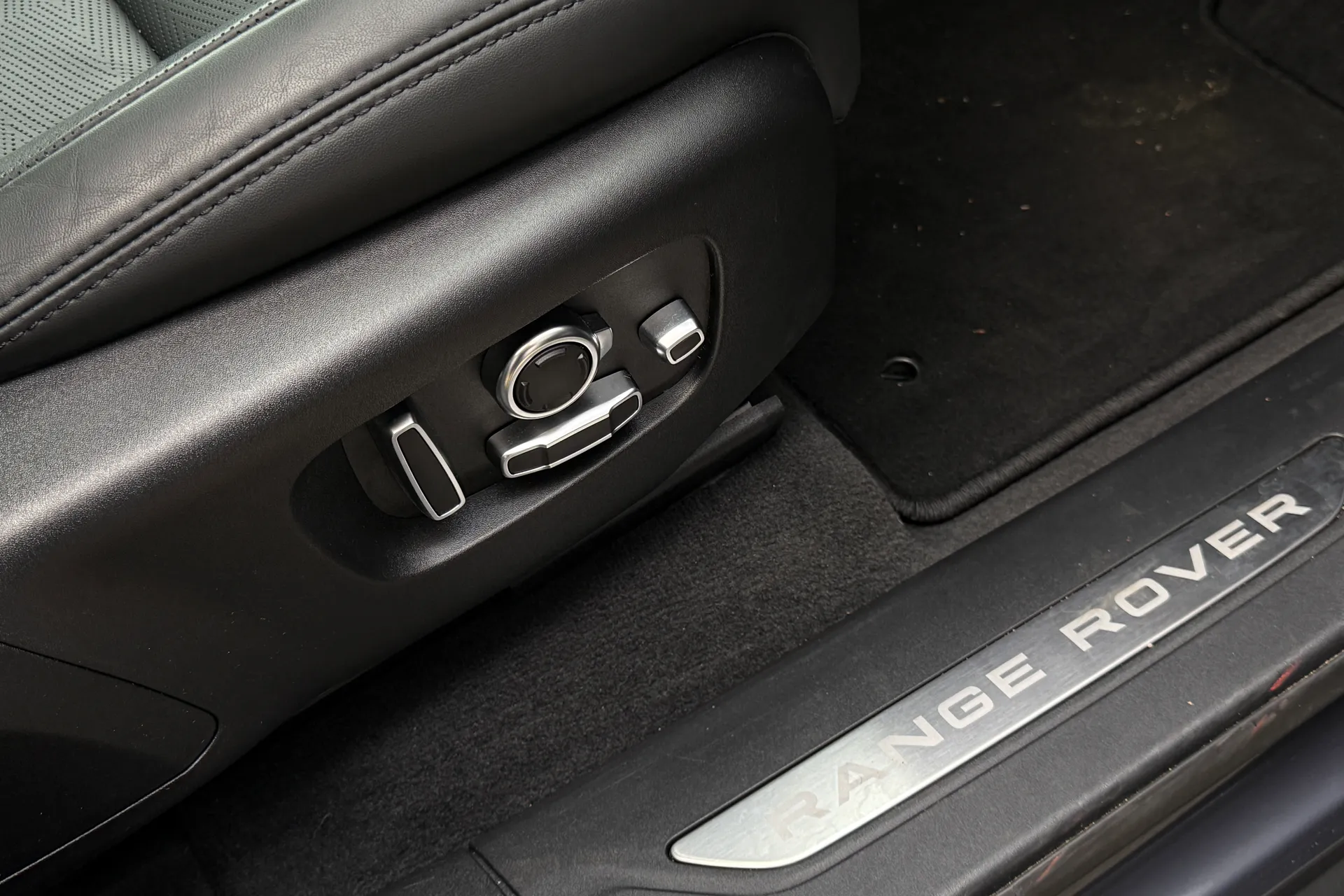 LAND ROVER RANGE ROVER VELAR thumbnail image number 39