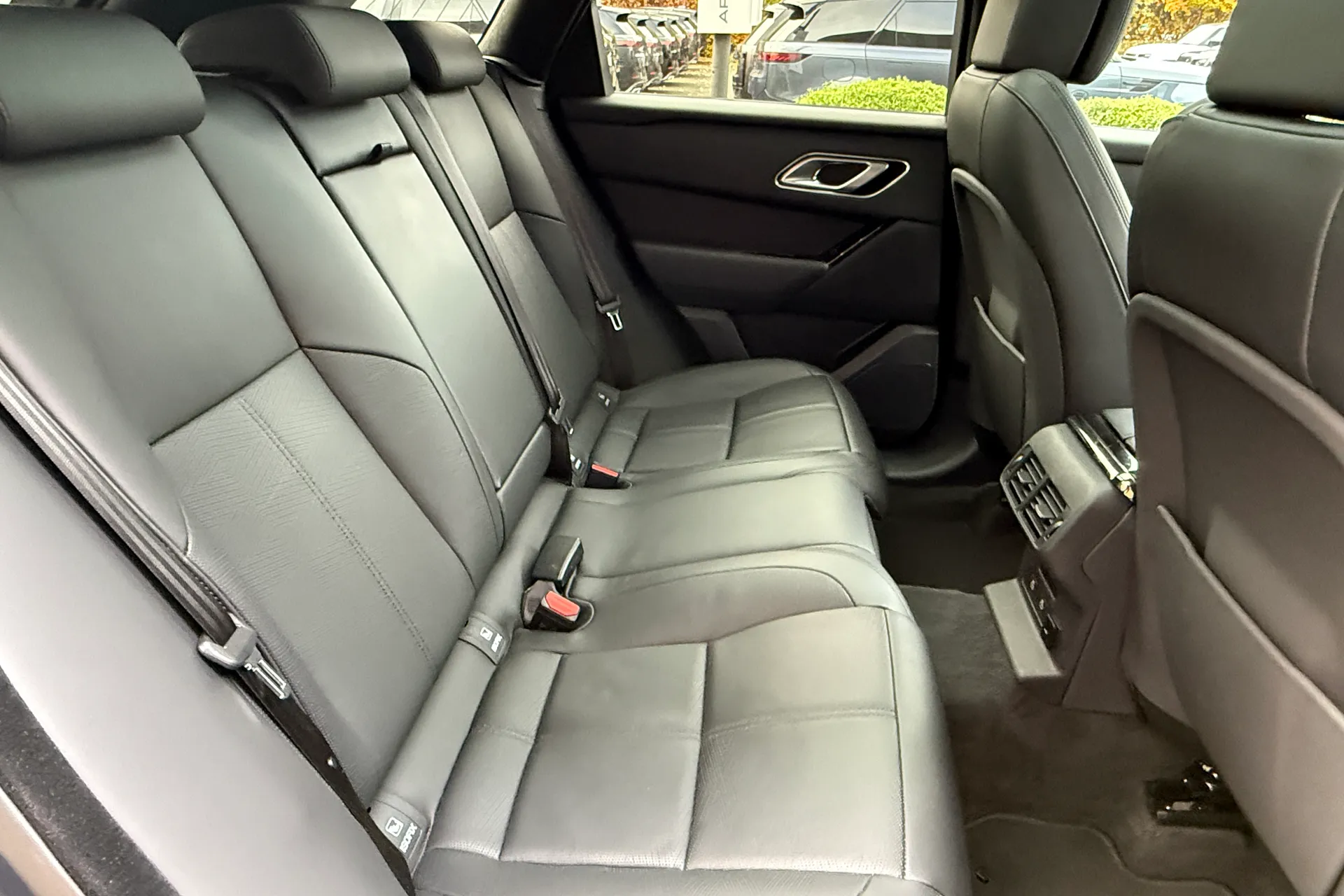 LAND ROVER RANGE ROVER VELAR thumbnail image number 34