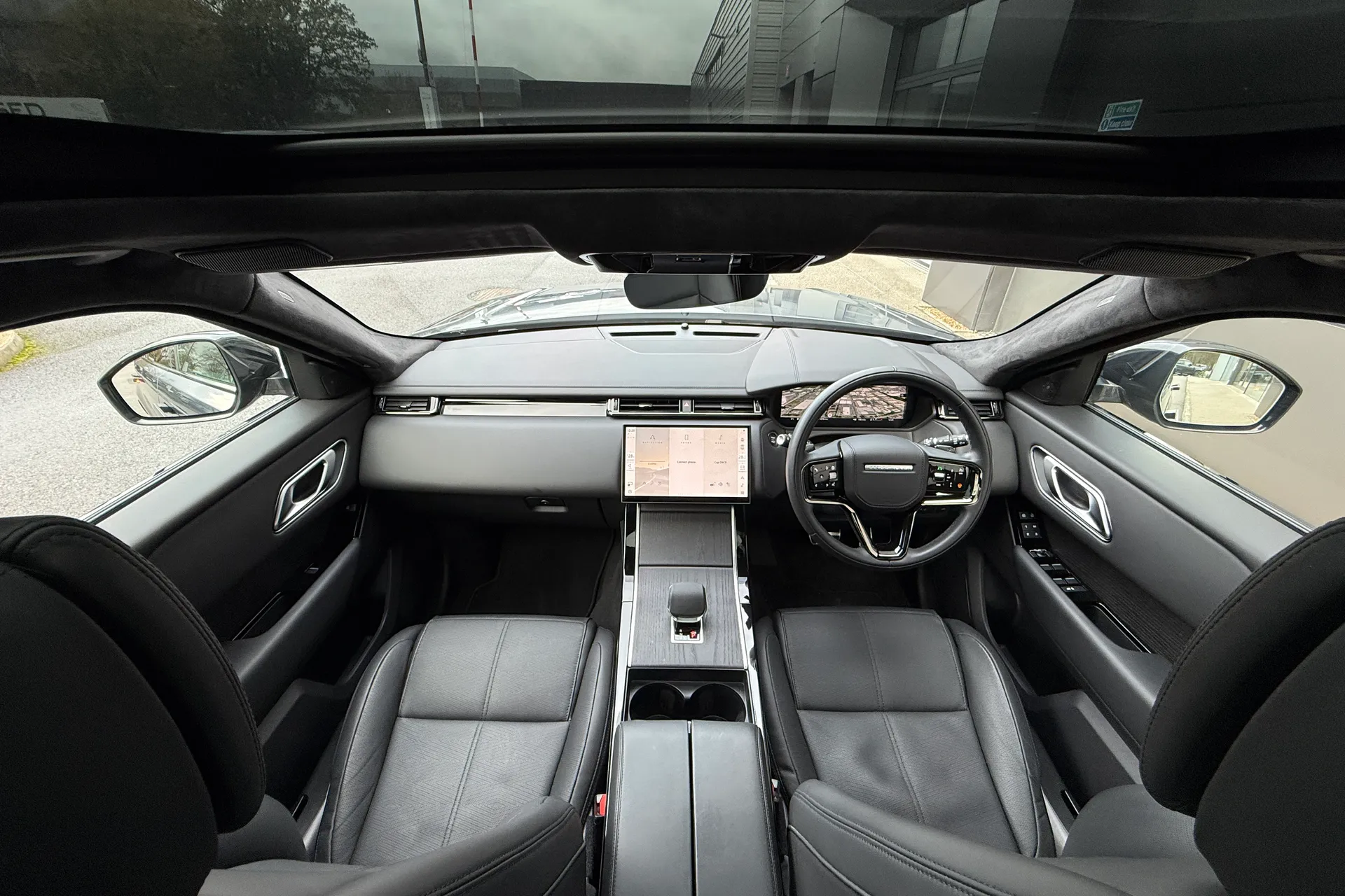 LAND ROVER RANGE ROVER VELAR thumbnail image number 3