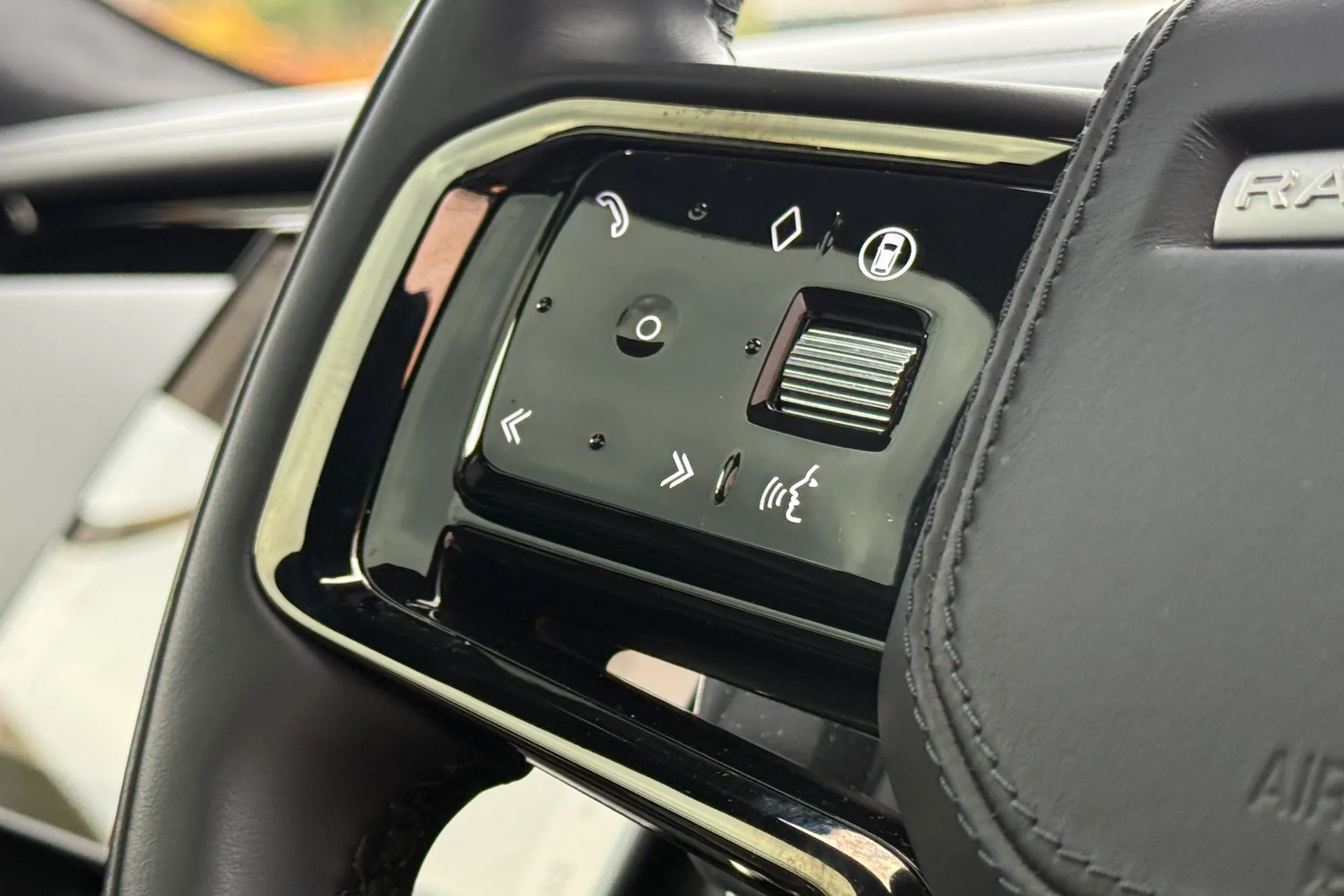 LAND ROVER RANGE ROVER VELAR thumbnail image number 49